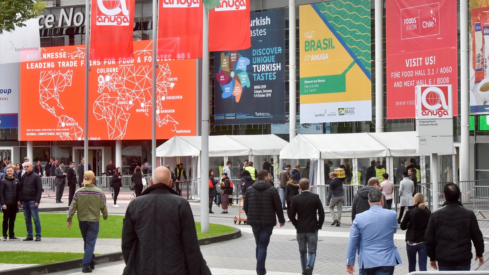 Folk på vej ind i messehal ved Anuga i 2019
