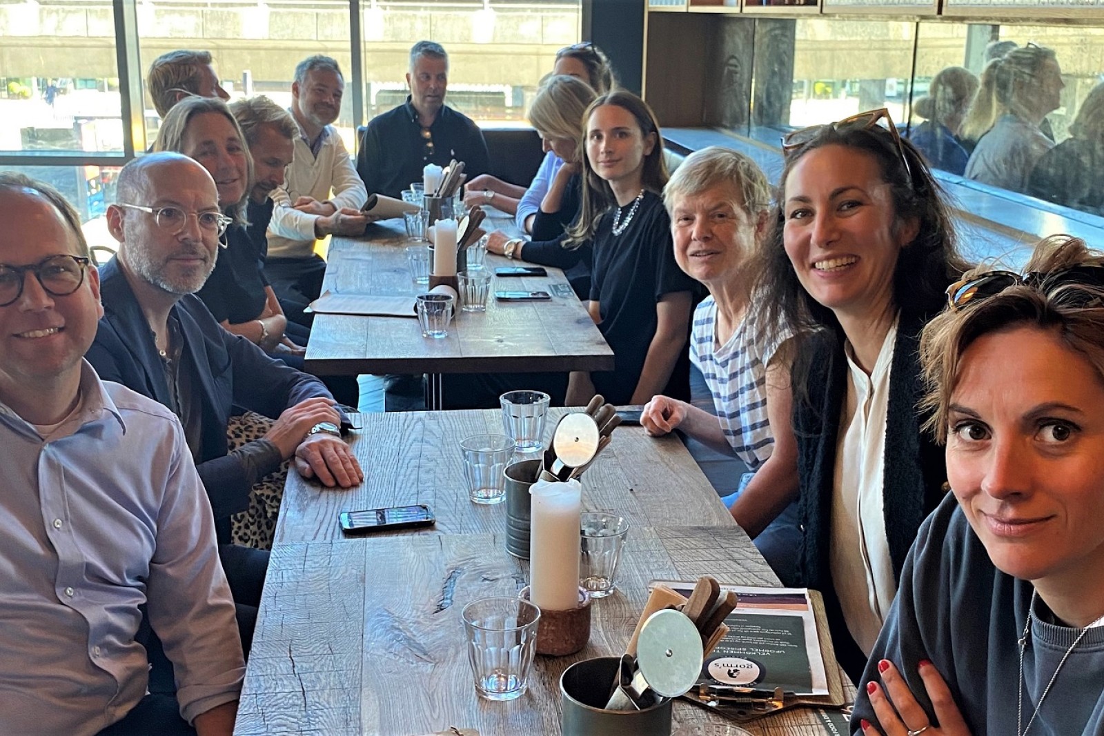 Delegation fra Axfood sidder bænket ved to borde i Field's