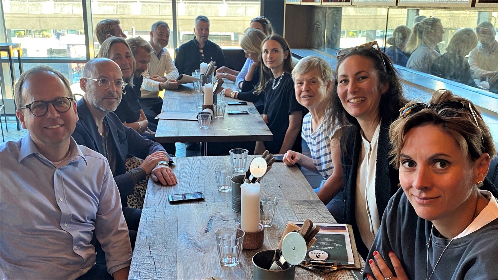 Delegation fra Axfood sidder bænket ved to borde i Field's