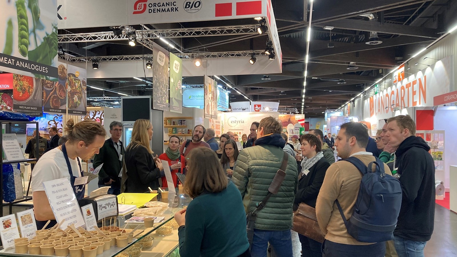 Straks efter åbningen af BioFach-messen tirsdag formiddag var der god trafik på den danske fællesstand i Nürnberg, som skal være med til at stimulere den internationale handel med økologiske fødevarer