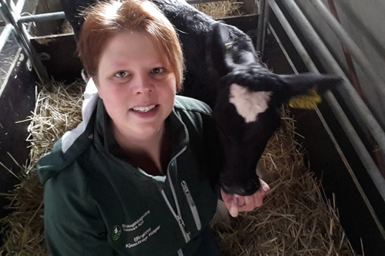 Birgitte Kjemtrup Høyer, kvægrådgiver i ØkologiRådgivning Danmark, i stald med kalv