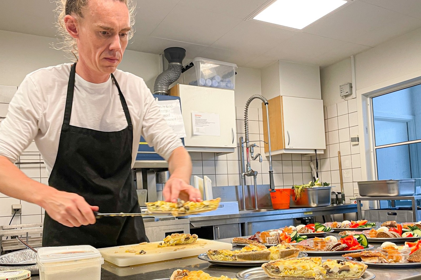 Andreas Østrup arbejder med maden i køkkenet på 2-Kløveren.