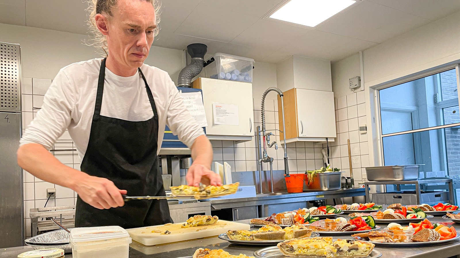 Andreas Østrup arbejder med maden i køkkenet på 2-Kløveren.
