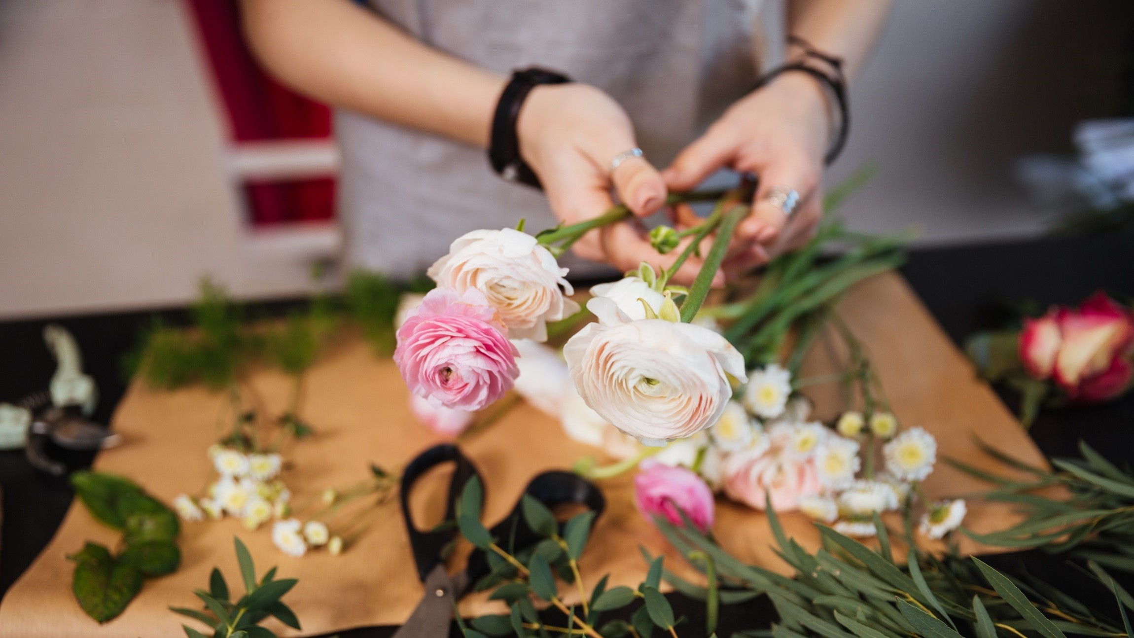 En blomsterbinder laver en buket