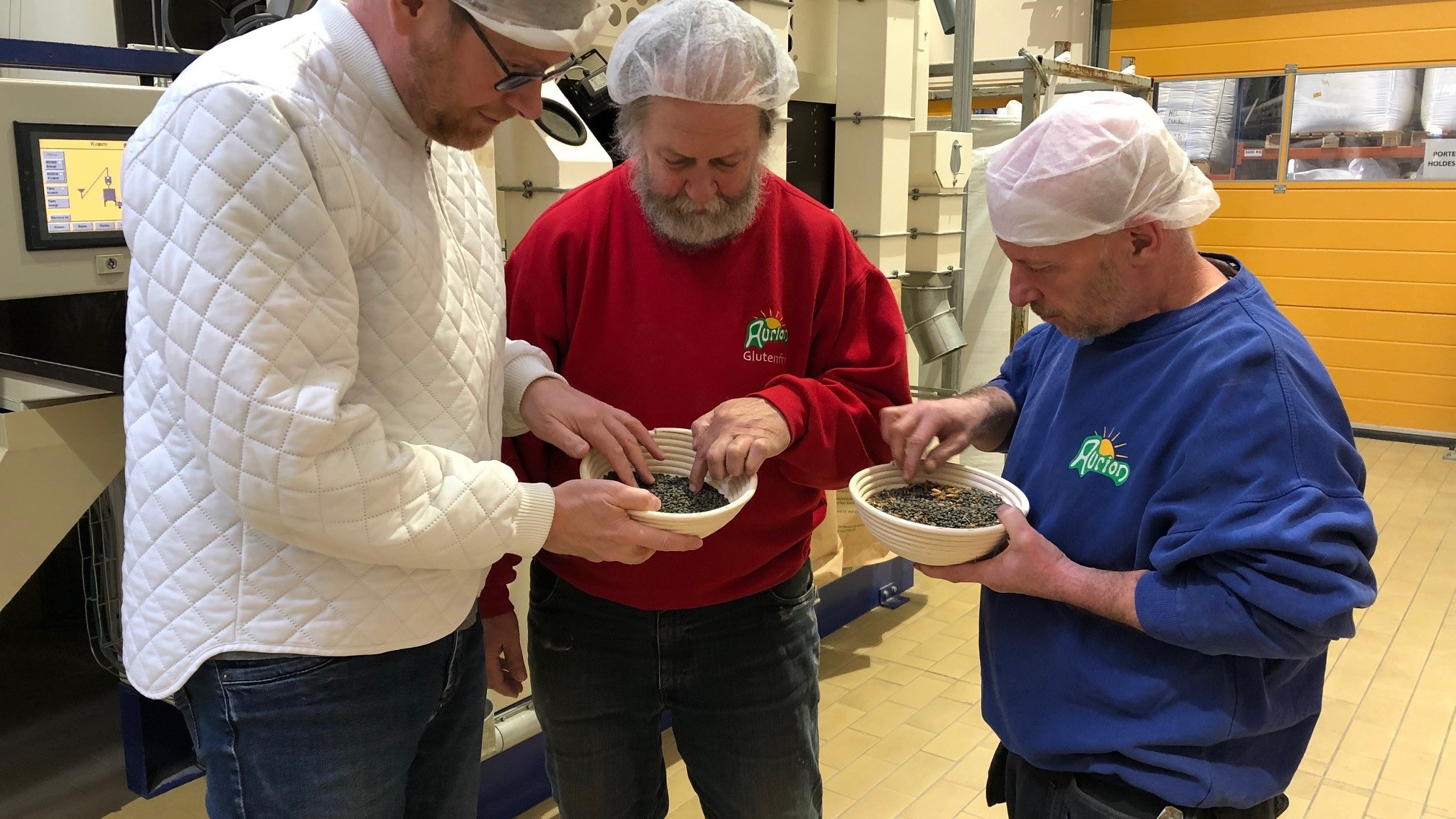Brian Tholstrup Nybo, Bjarne Hansen og smed Lasse Bjerre foran Aurions rensemaskine