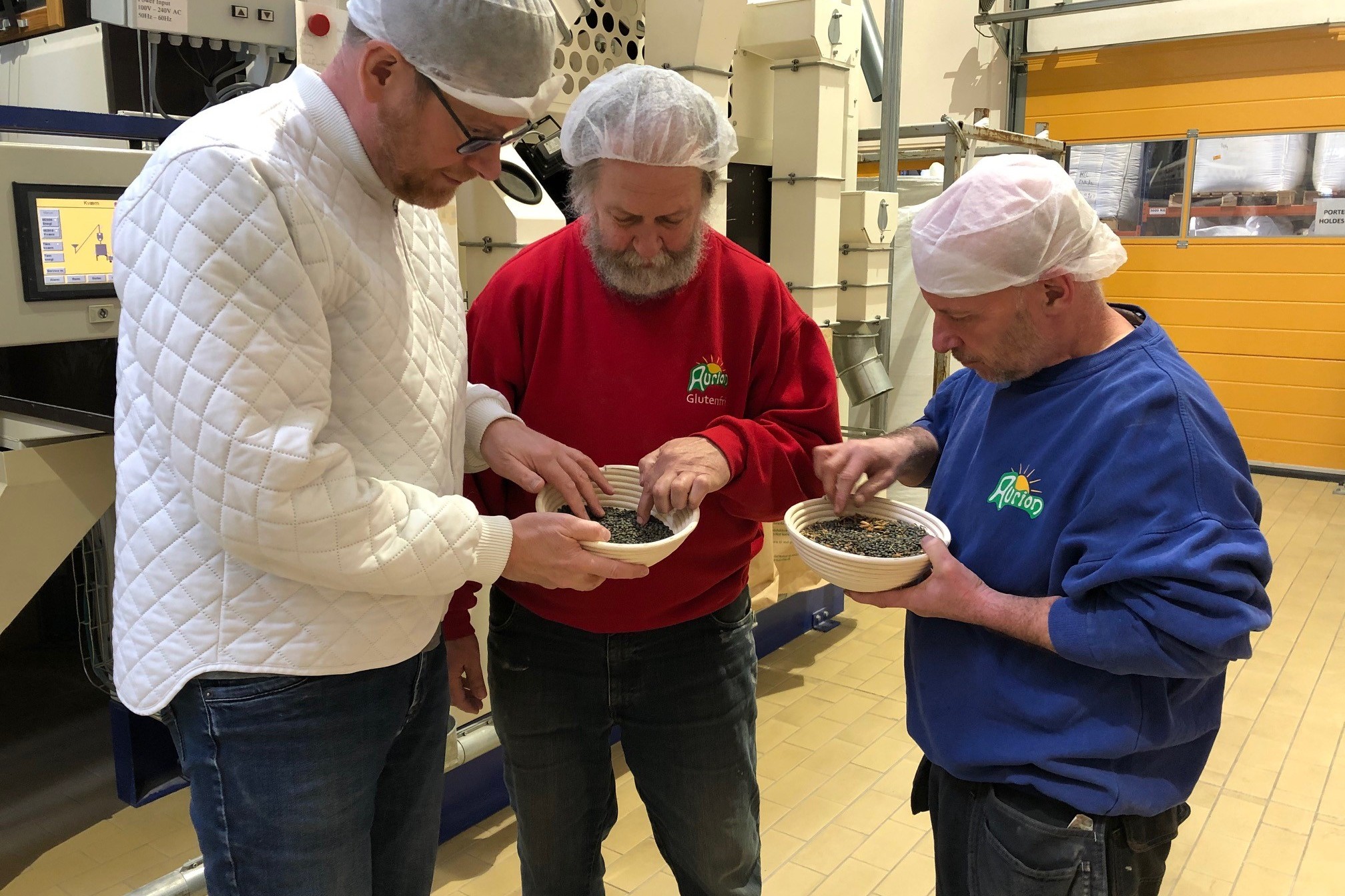 Brian Tholstrup Nybo,  Bjarne Hansen og smed Lasse Bjerre foran Aurions rensemaskine