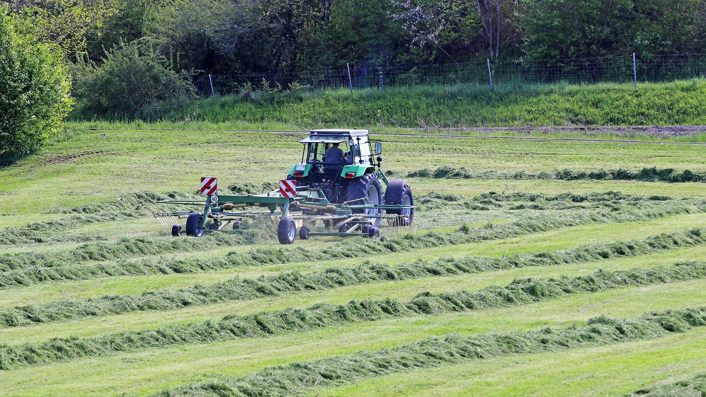Traktor med græsrive