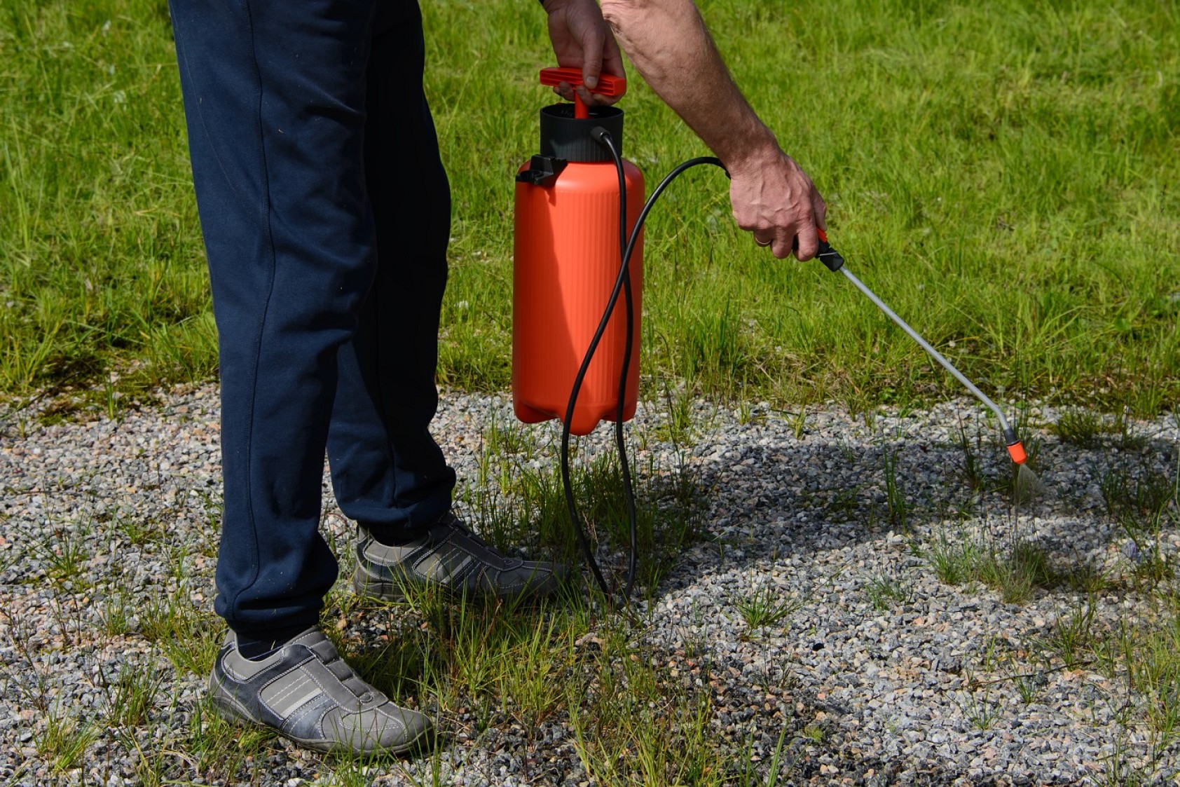 Privatperson sprøjter gårdsplads