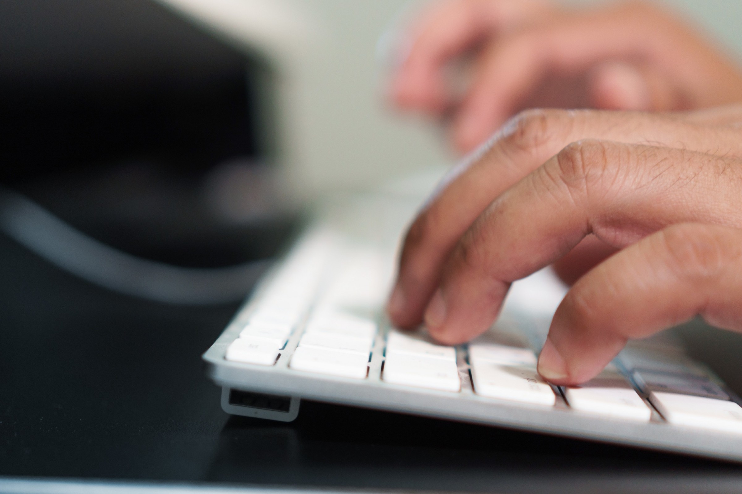 Hænder skriver på computer-tastatur