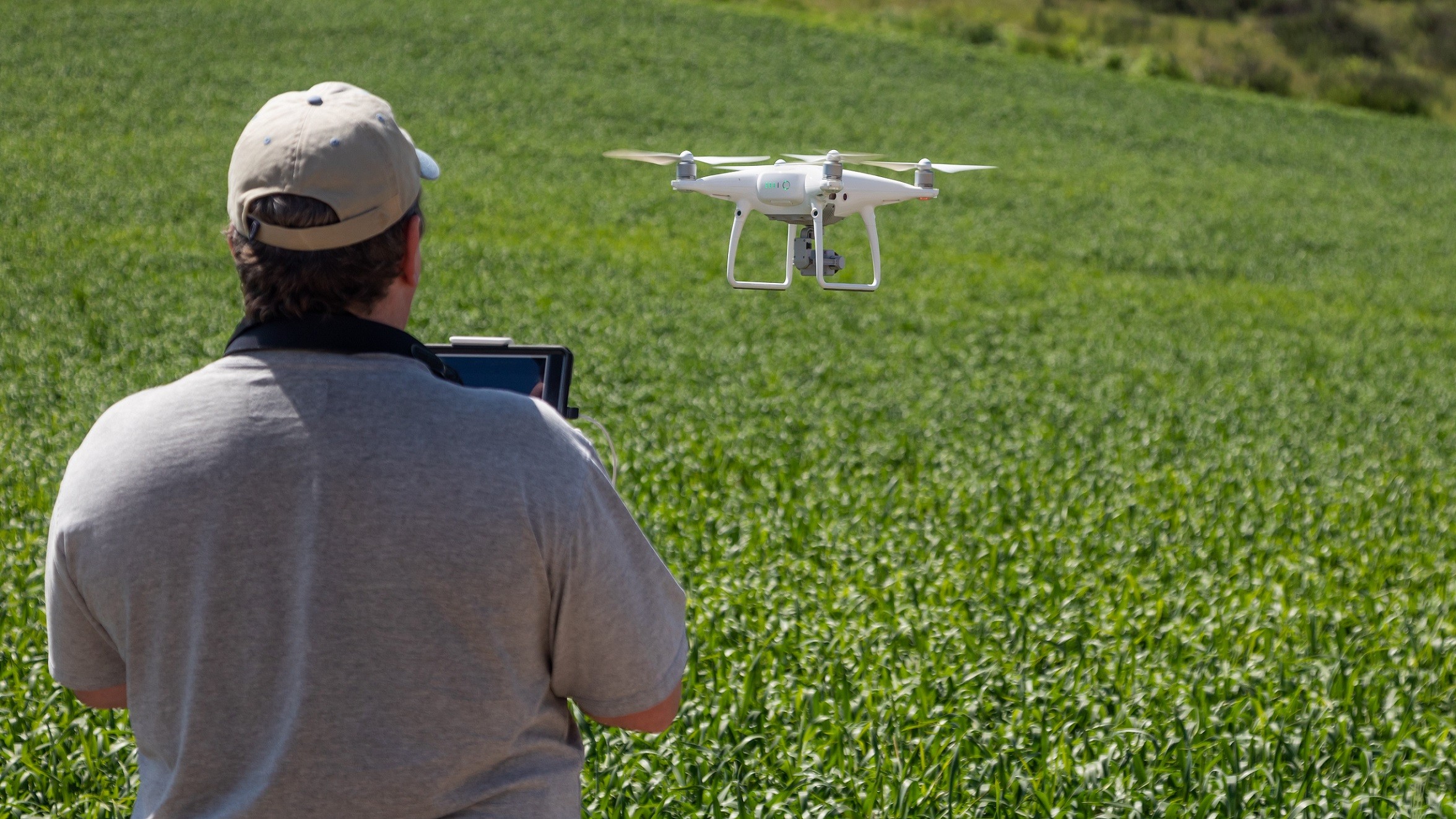 Drone flyver over mark
