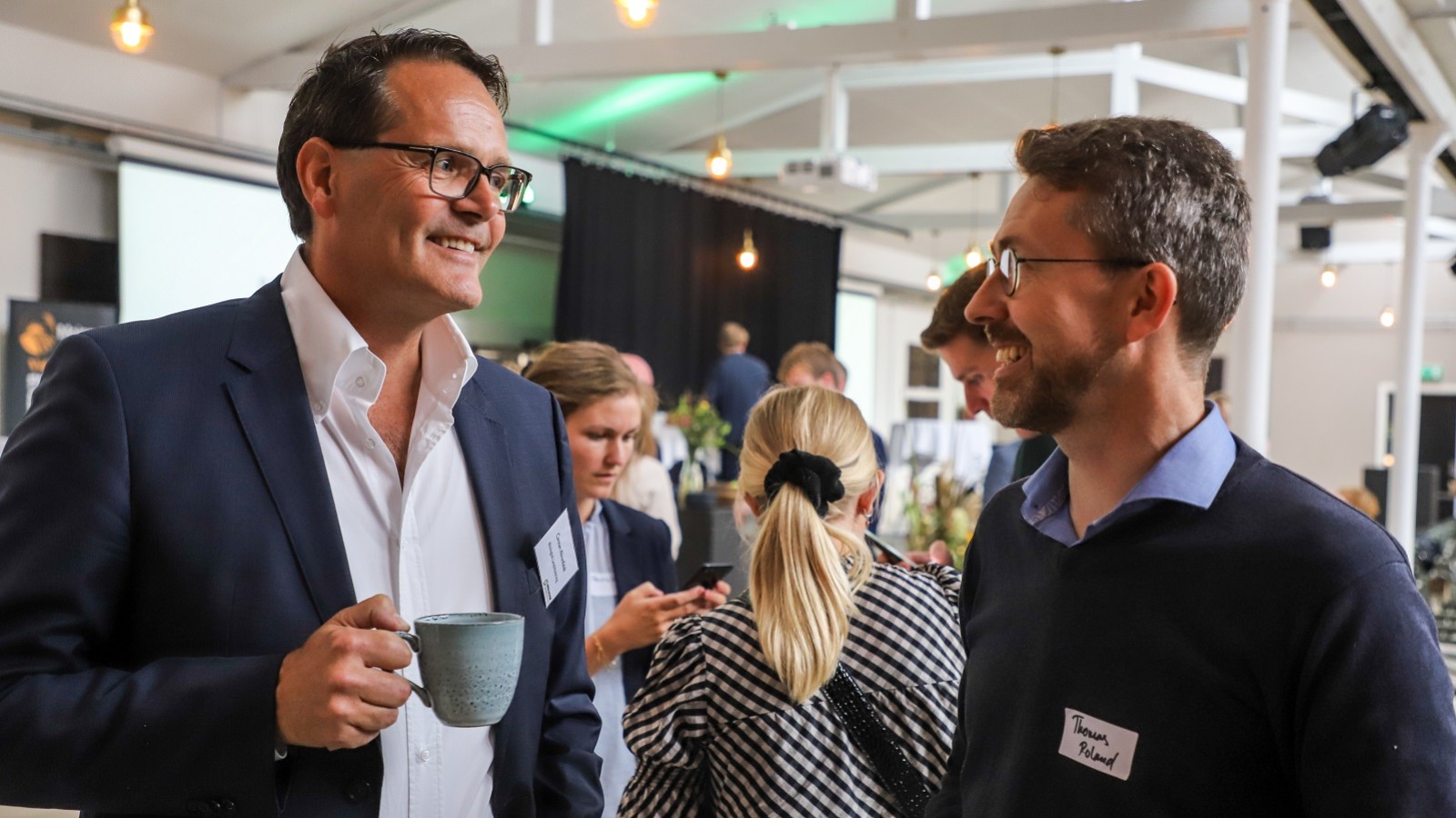 Markedschef Carsten Arenfeldt fra Økologisk Landsforening og Thomas Roland i samtale under inspirationsdag på Volkerts Fylke.