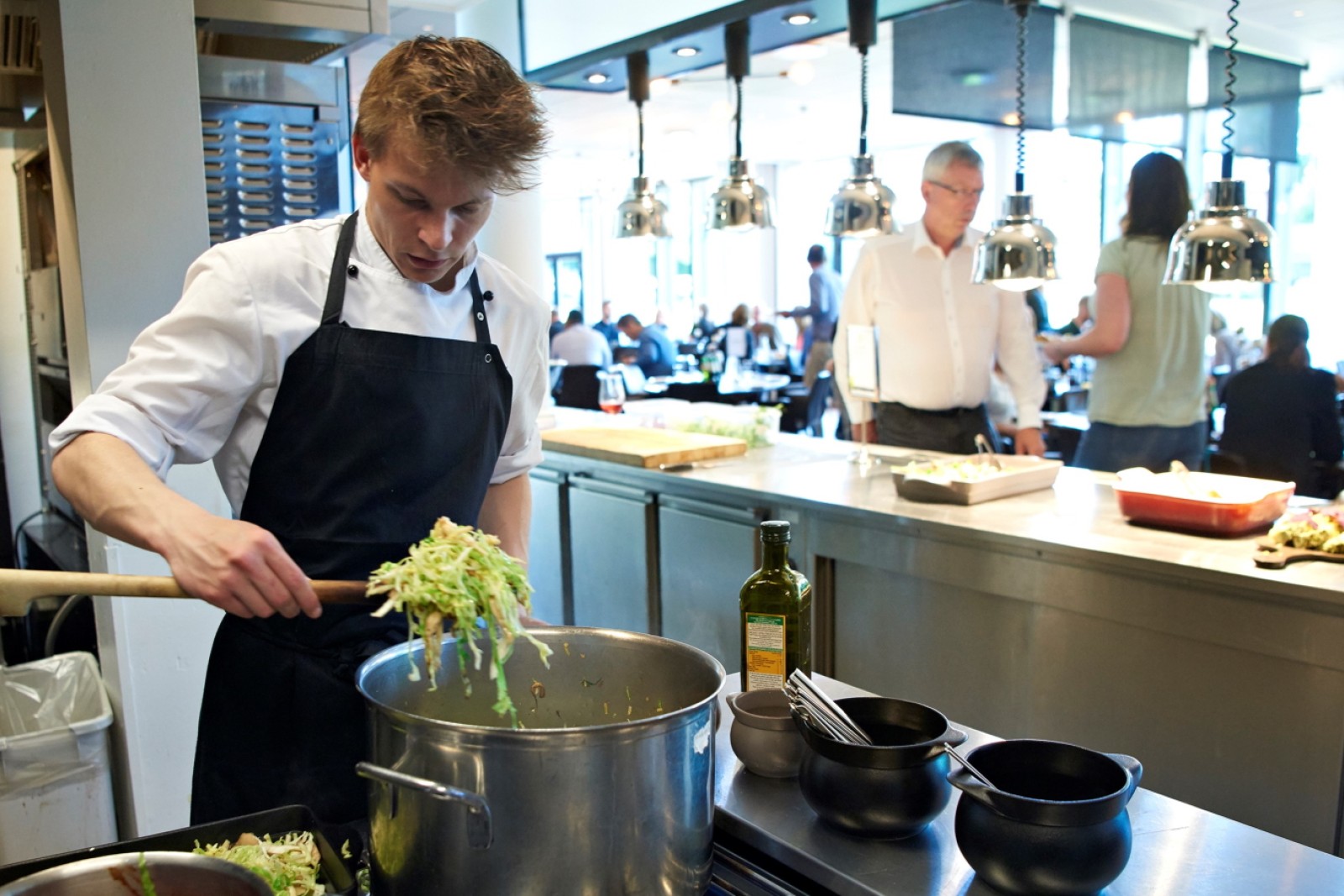Comwell Hotel bag komfur i køkkenet