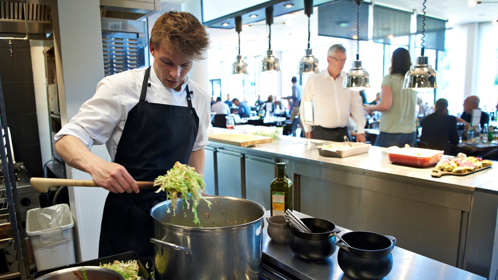 Comwell Hotel bag komfur i køkkenet