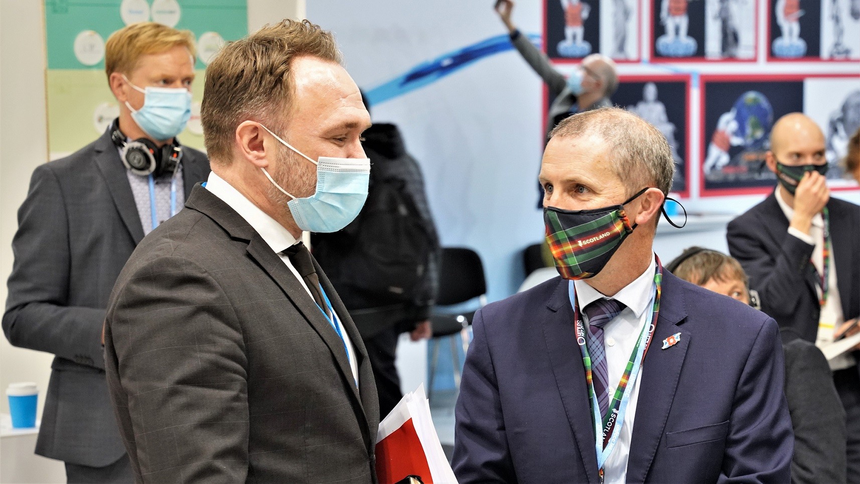 Dan Jørgensen snakker med Michael Matheson ifm. COP26 i Skotland