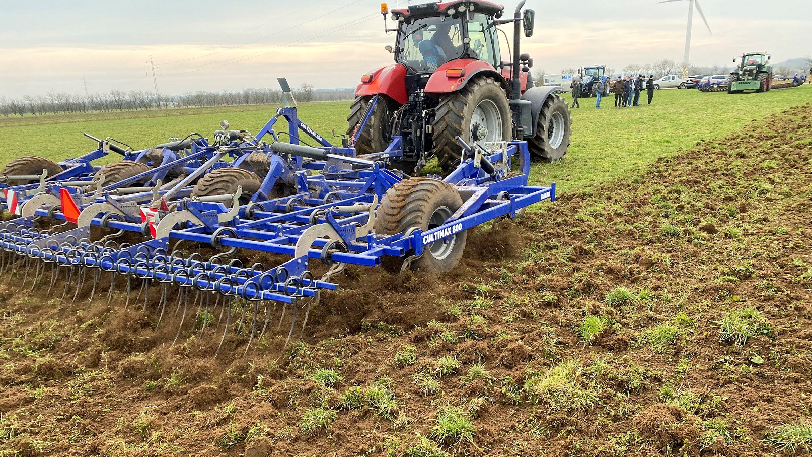 En af nyhederne blandt harverne er Dalbos nye såbedsharve Cultimax 800 Eco, der er designet med de økologiske landmænd i tankerne. Den ottebullede økoharve sikrer ifølge producenten en stabil og præcis jordbearbejdning. Det sker dels ved hjælp af kraftige drejbare hjul på hver sideramme og dels ved hjælp af det justerbare træk