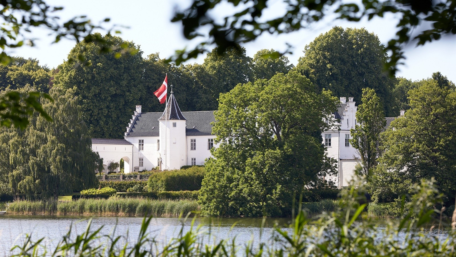 Dallund Slot fra søsiden