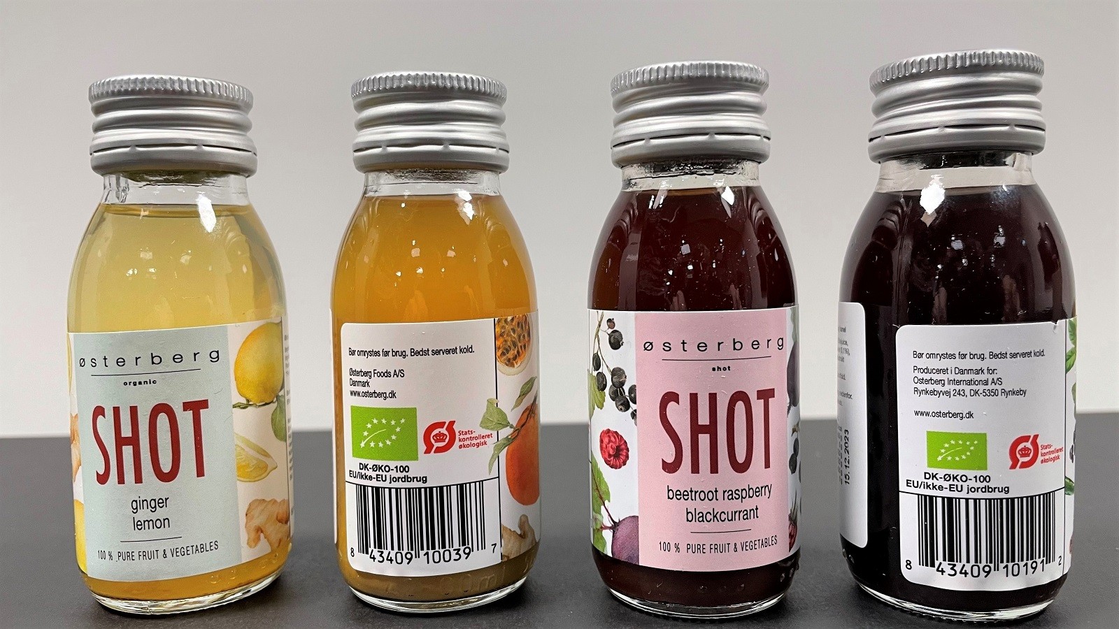 Flasker med økologiske shots fra Østerberg er mærket korrekt og fortæller forbrugerne, at råvarerne stammer fra EU og et eller flere af de ca. 175 lande, som ikke er med i EU. En noget upræcis angivelse, men den er på dansk