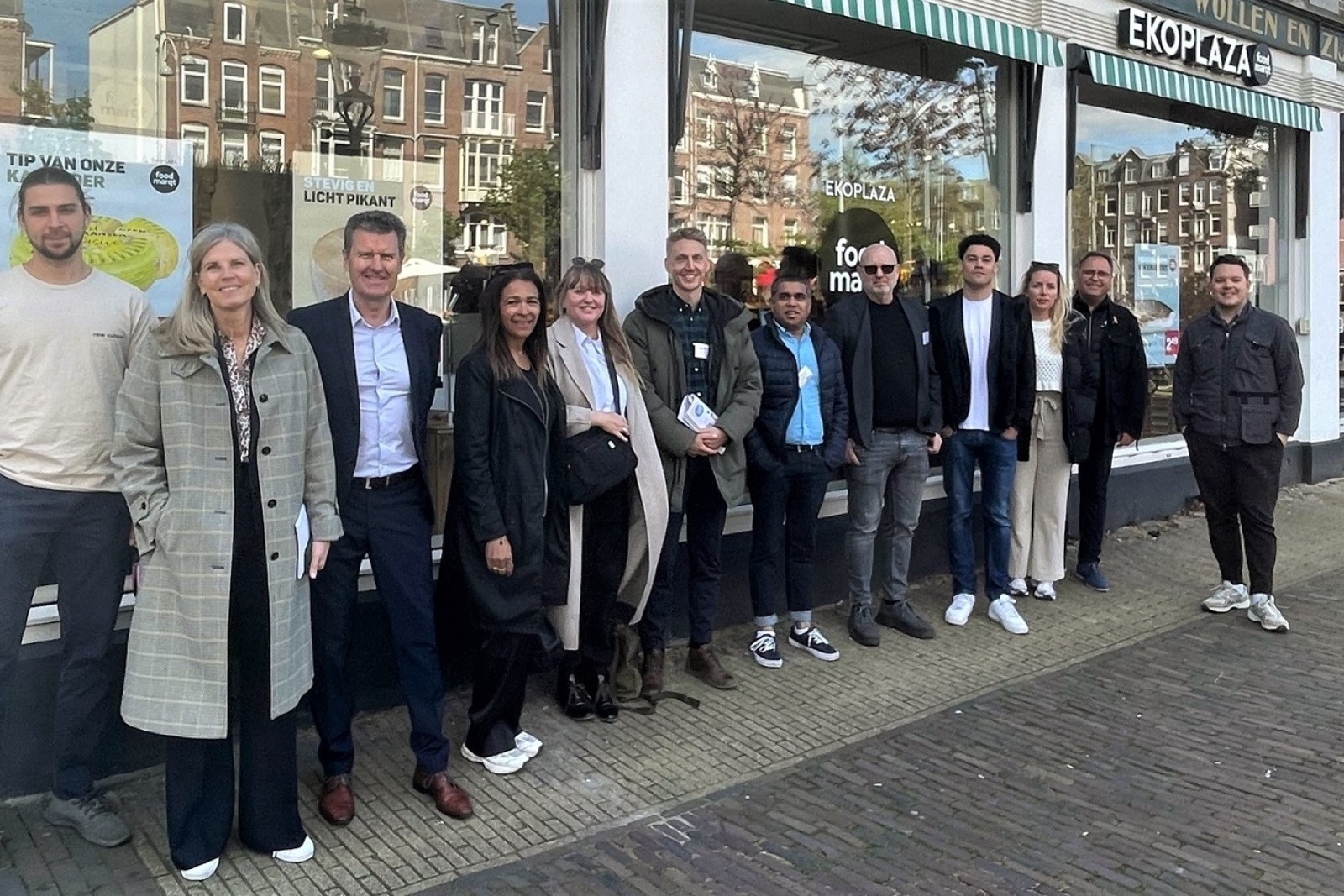 De danske udstillere foran Ekoplaza-butik i Amsterdam