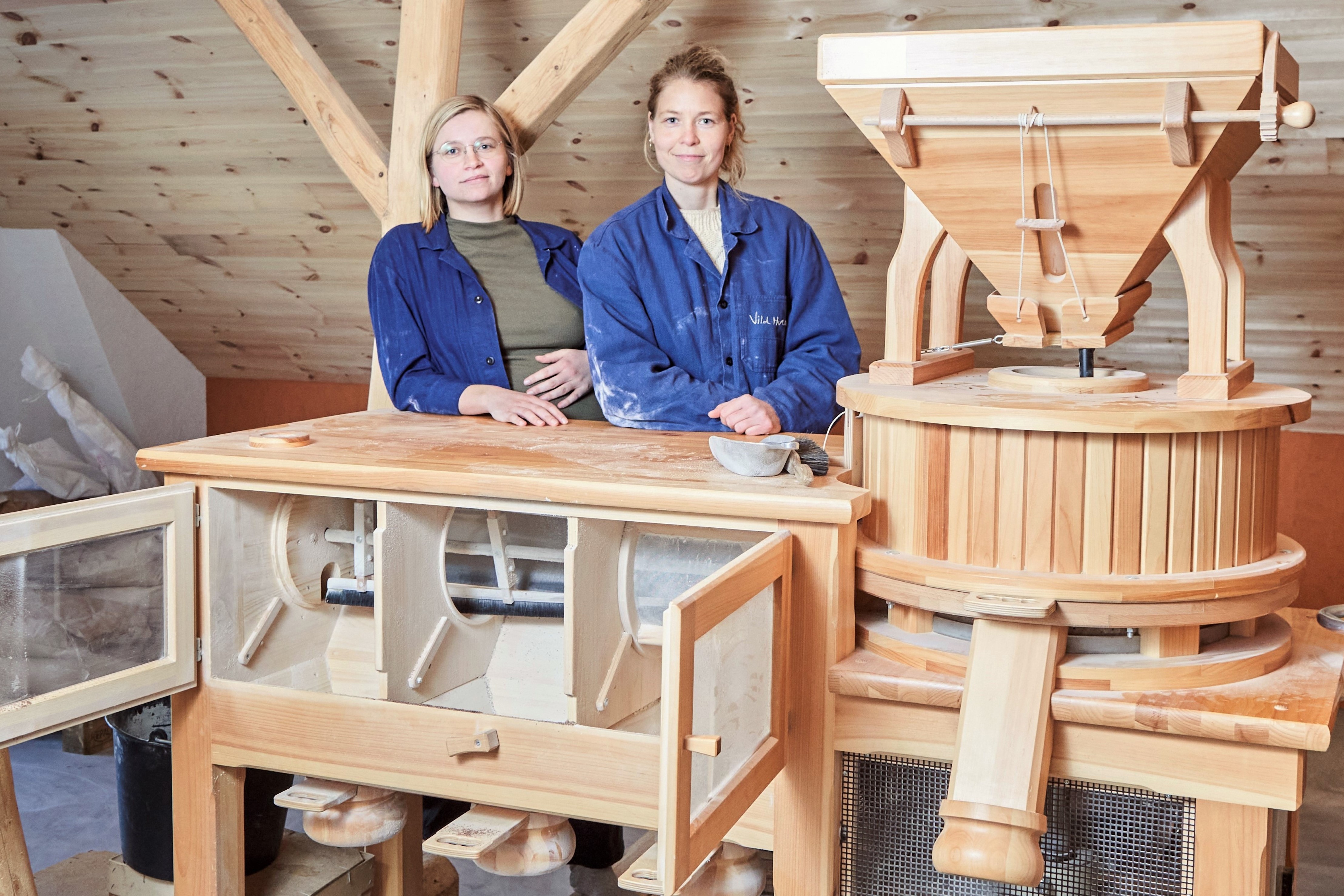 Ingeborg Pauls og Emilie Berning bag deres kornkværn fra Østrig