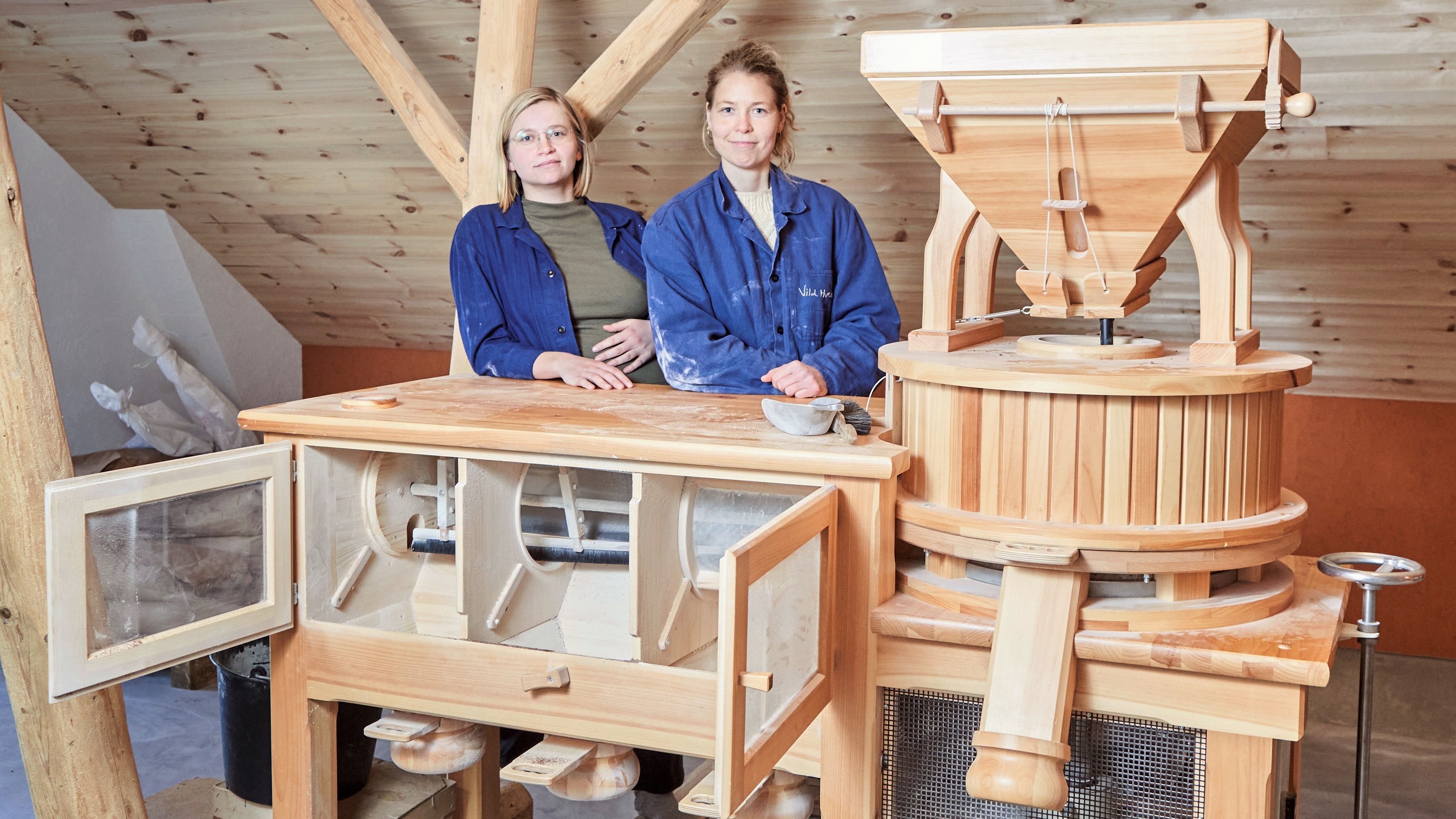 Ingeborg Pauls og Emilie Berning bag deres kornkværn fra Østrig