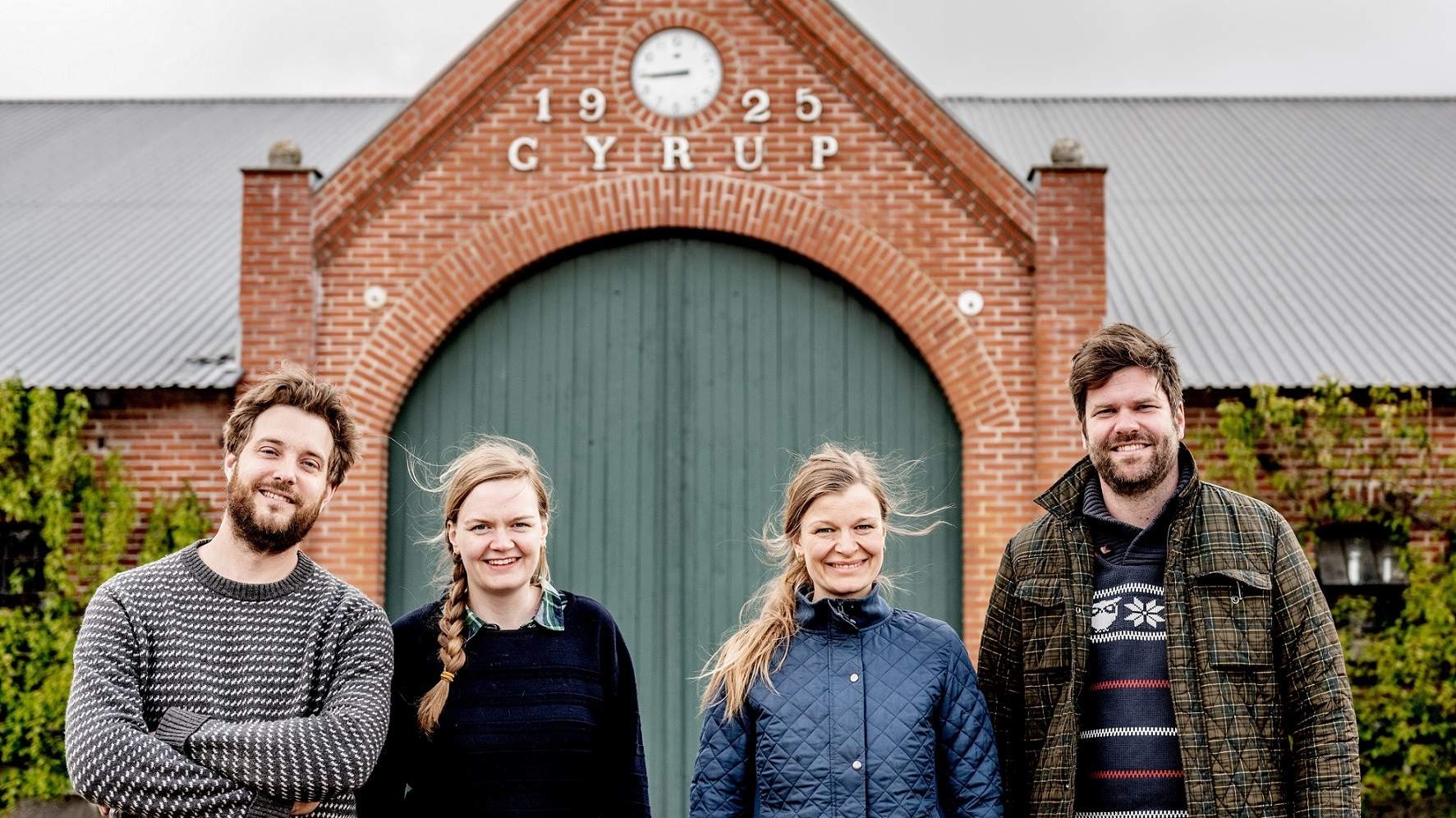 Fra venstre: Andreas Poulsen og Ellen Nicolajsen, Marie og Jakob Stjernholm. De to søstre og deres respektive mænd havde alle job og bolig i København, men valgte at flytte til søstrenes økologiske slægtsgård i Thy for at lave mælk, korn og whisky