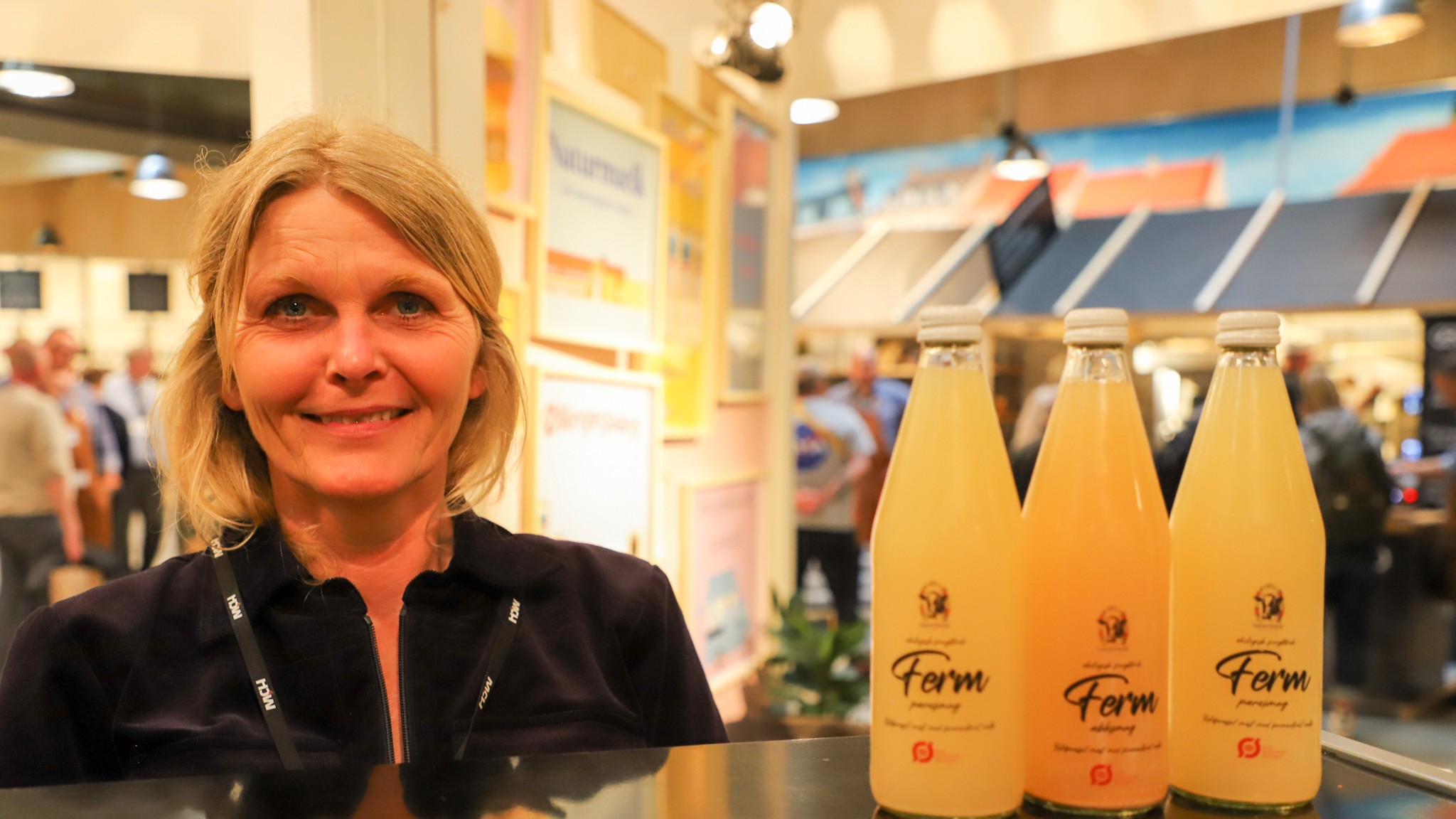 Nelly Riggelsen bag disken med den nye valledrik