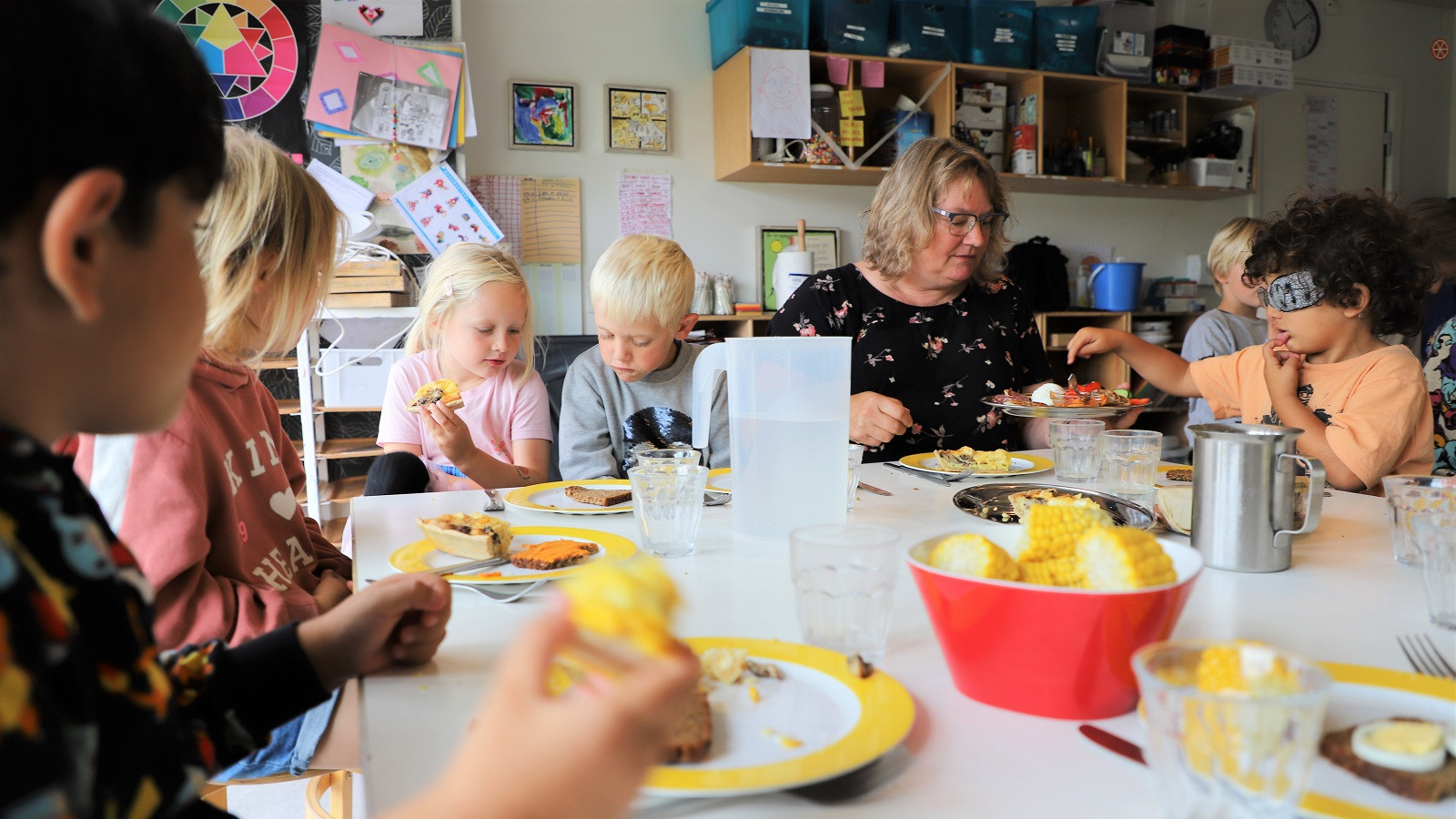 Pædagogen Susanne Krøjgaard bruger ofte frokosten til at snakke med børnene, om hvor maden kommer fra, og hun er ofte i stand til at få dem til at smage på retter, som de først har sagt nej tak til
