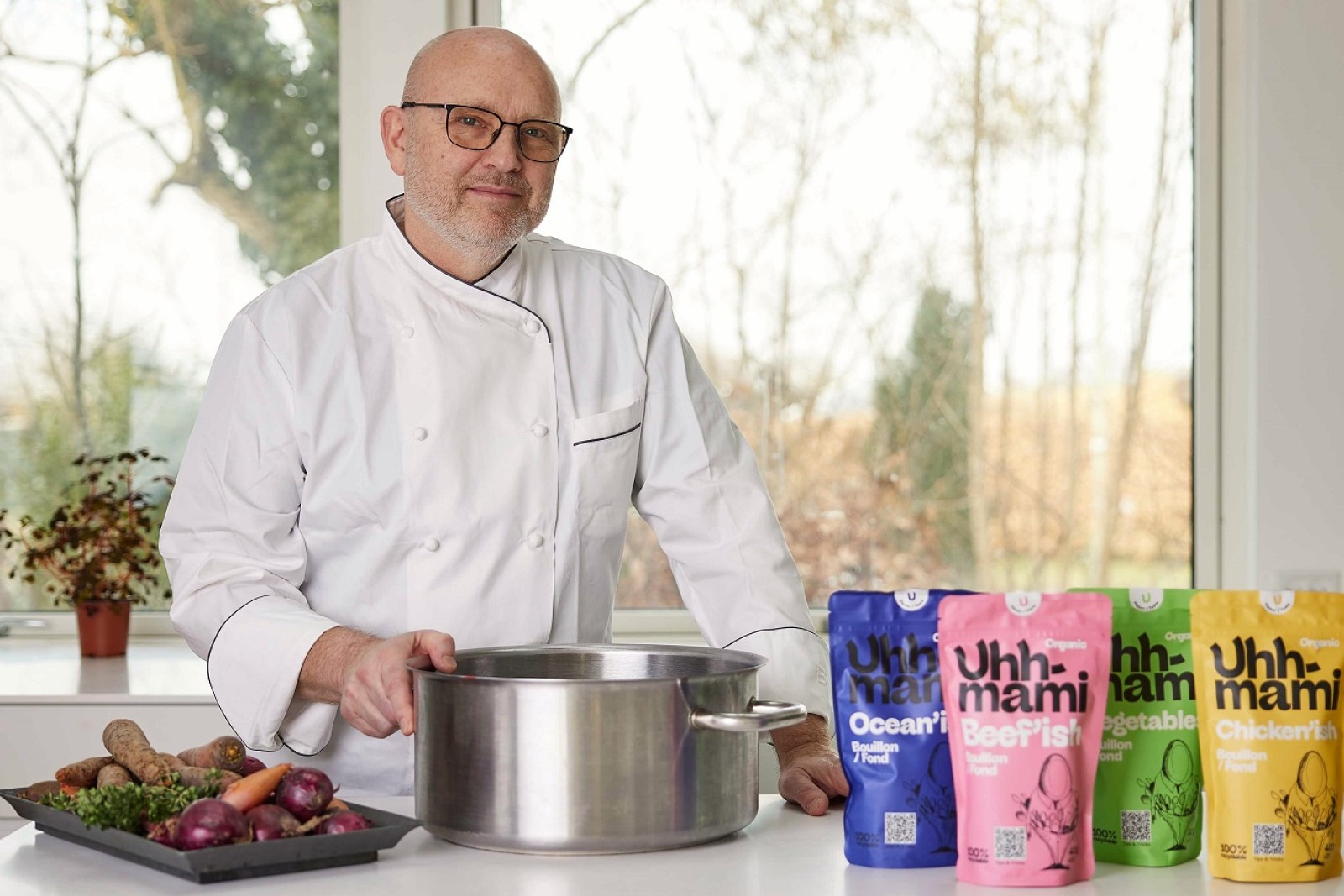 Frank Lantz bag bord med prdukter fra Uhhmami-serien