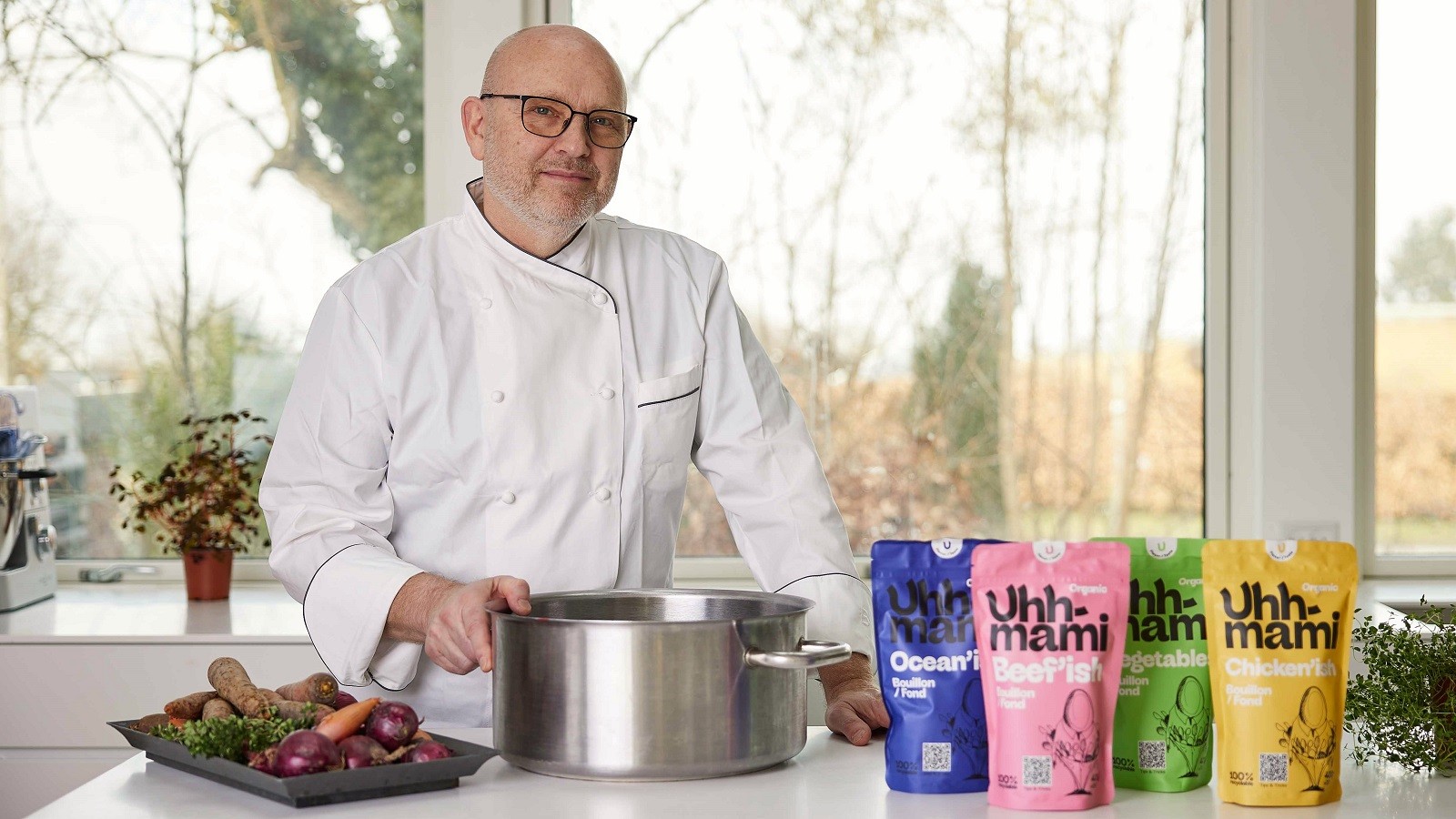 Frank Lantz bag bord med prdukter fra Uhhmami-serien