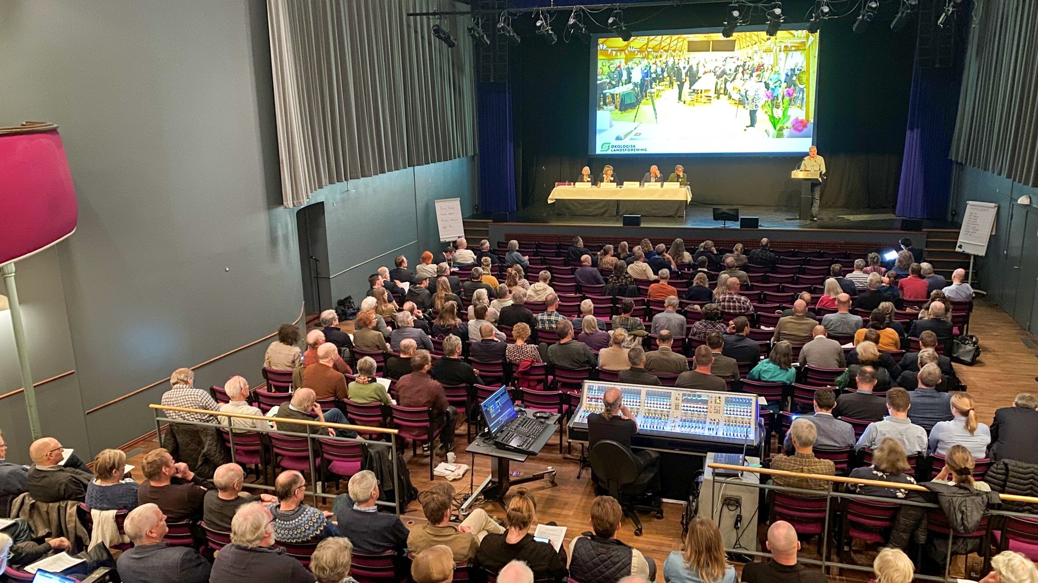 Teatersalen fyldt med mennesker til GF 2022