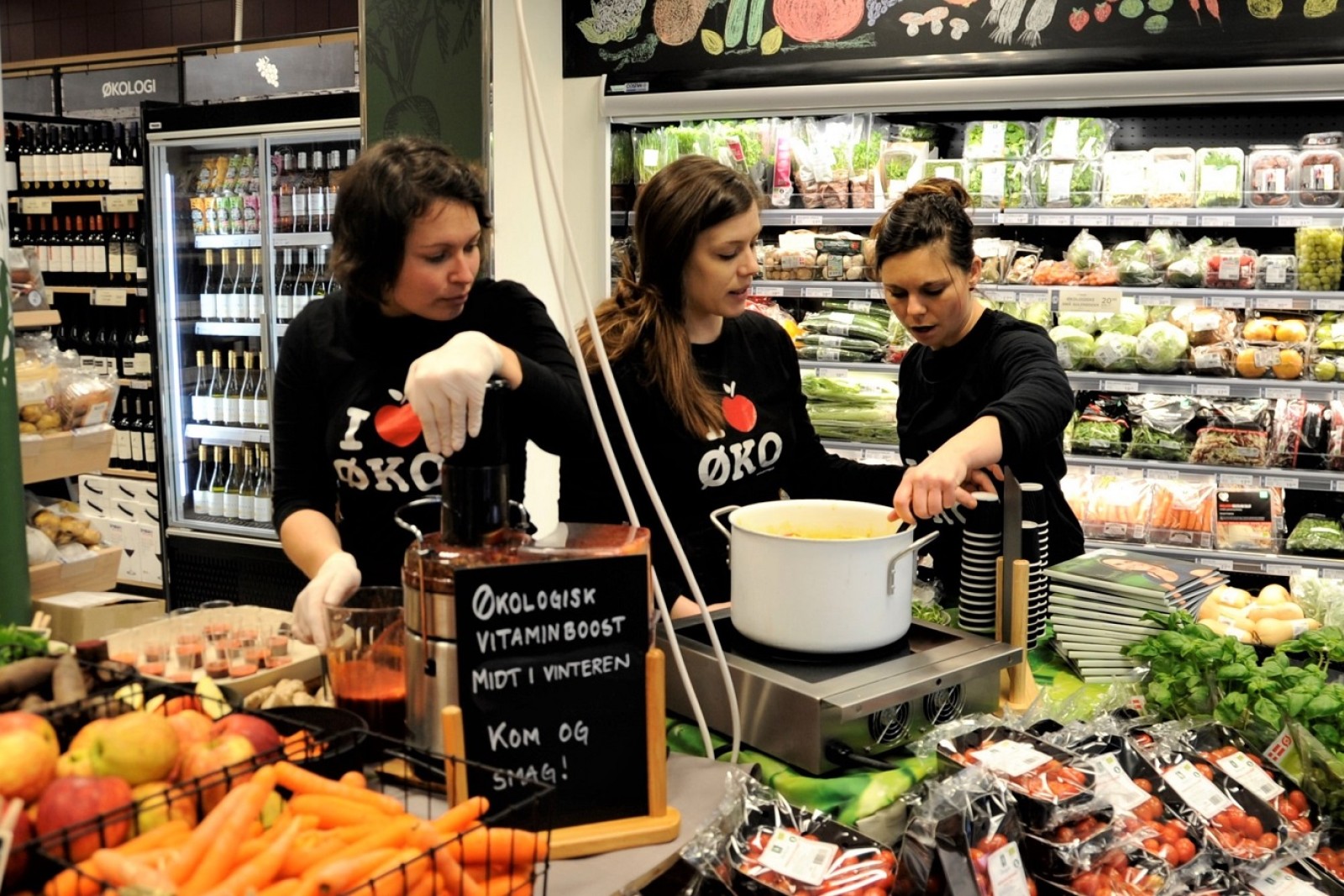 Ansatte serverer smagsprøver i Grøn Irma på Østerbro
