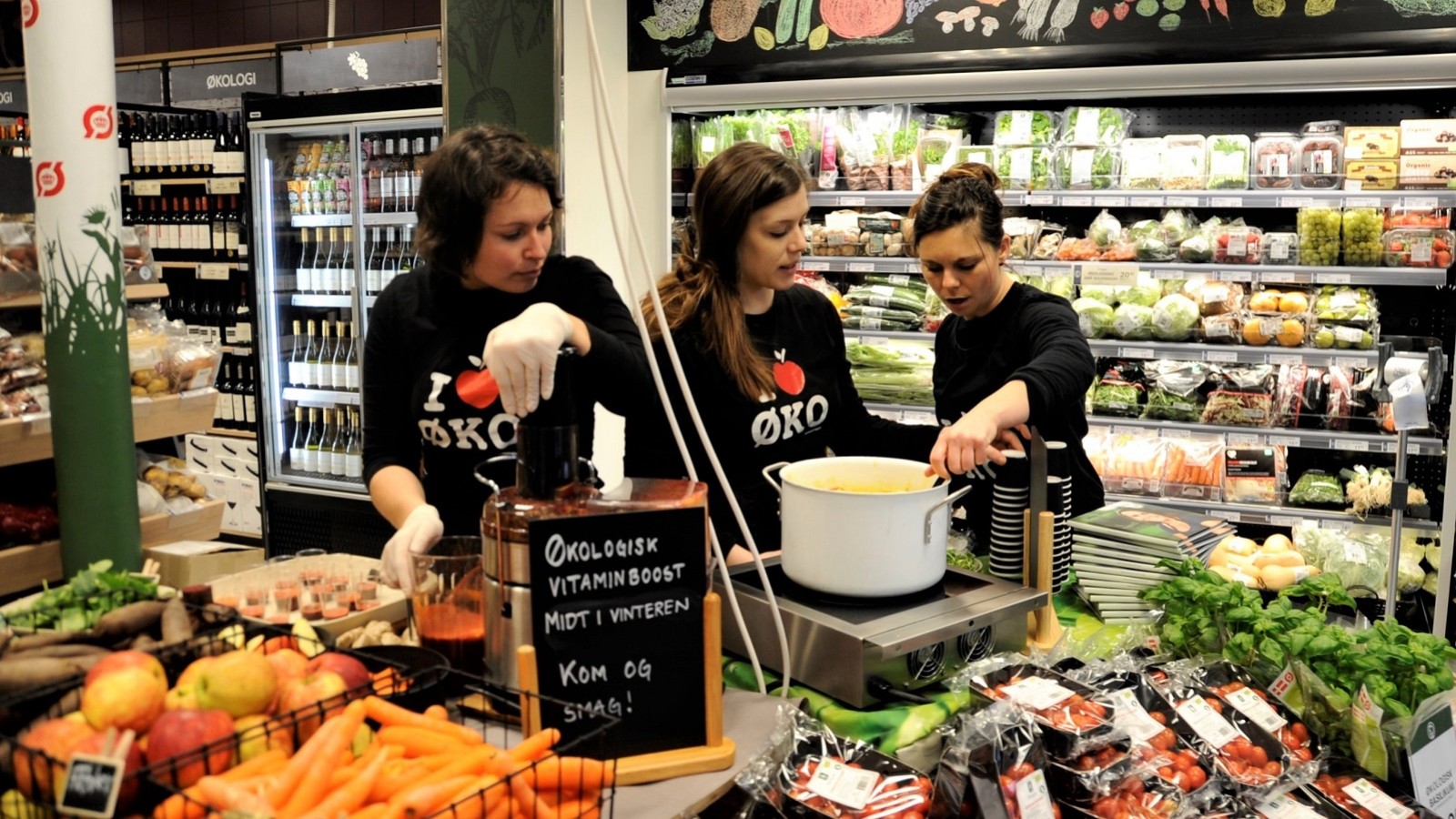 Ansatte serverer smagsprøver i Grøn Irma på Østerbro