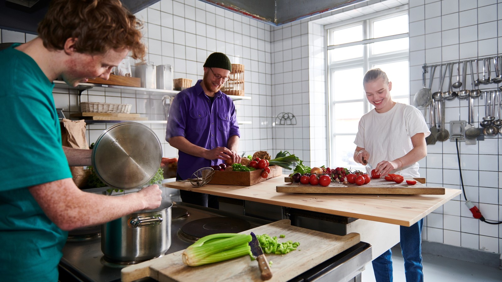Højskoleelever snitter grøntsager på Naturkraft-linjen