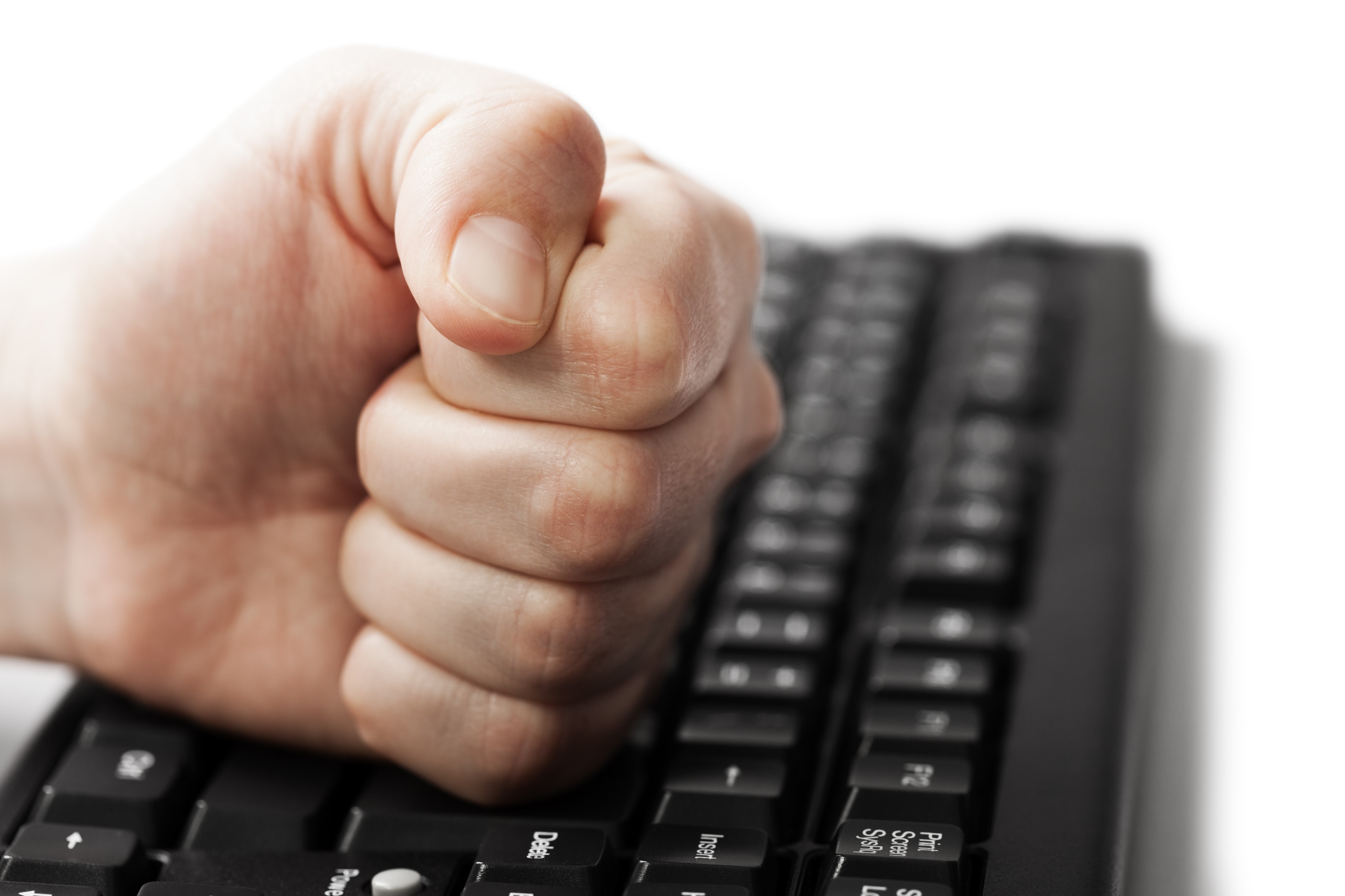 Knyttet hånd slår på tastatur