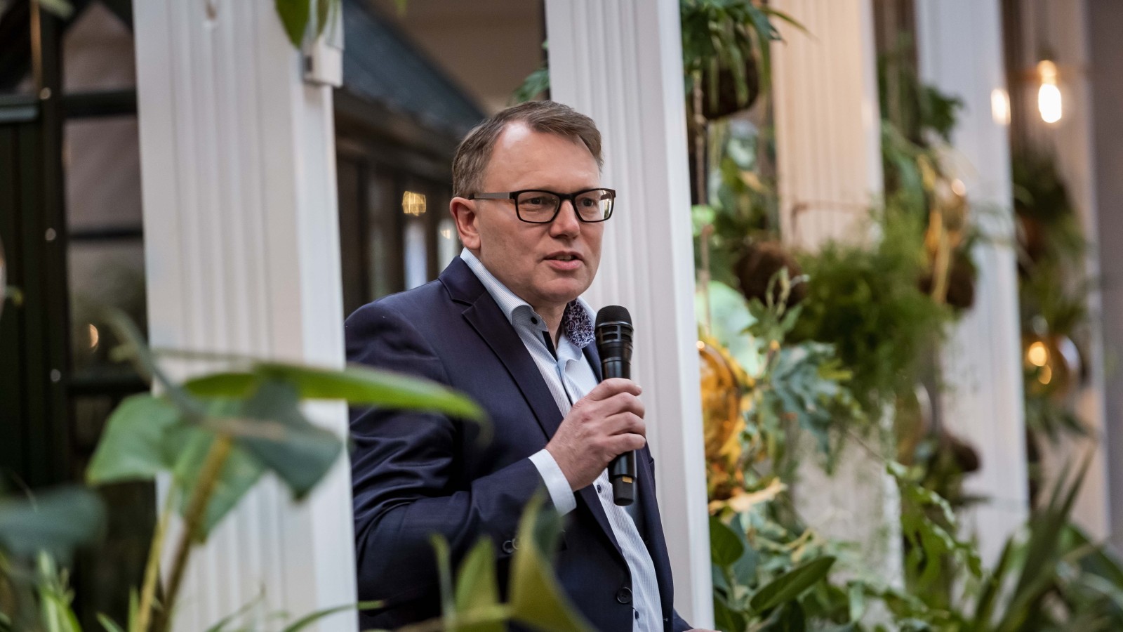 De seneste par år har Henrik Hindborg bl.a. brugt en del kræfter som leder af projekter, der skal sikre flere dansk-producerede bælgfrugter til konsum, som han her fortæller om ved et arrangement på restaurant Gemyse i 2020