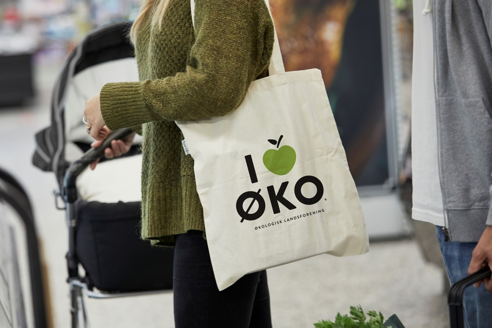 Kunde forlader butik med I love øko-mulepose med varer