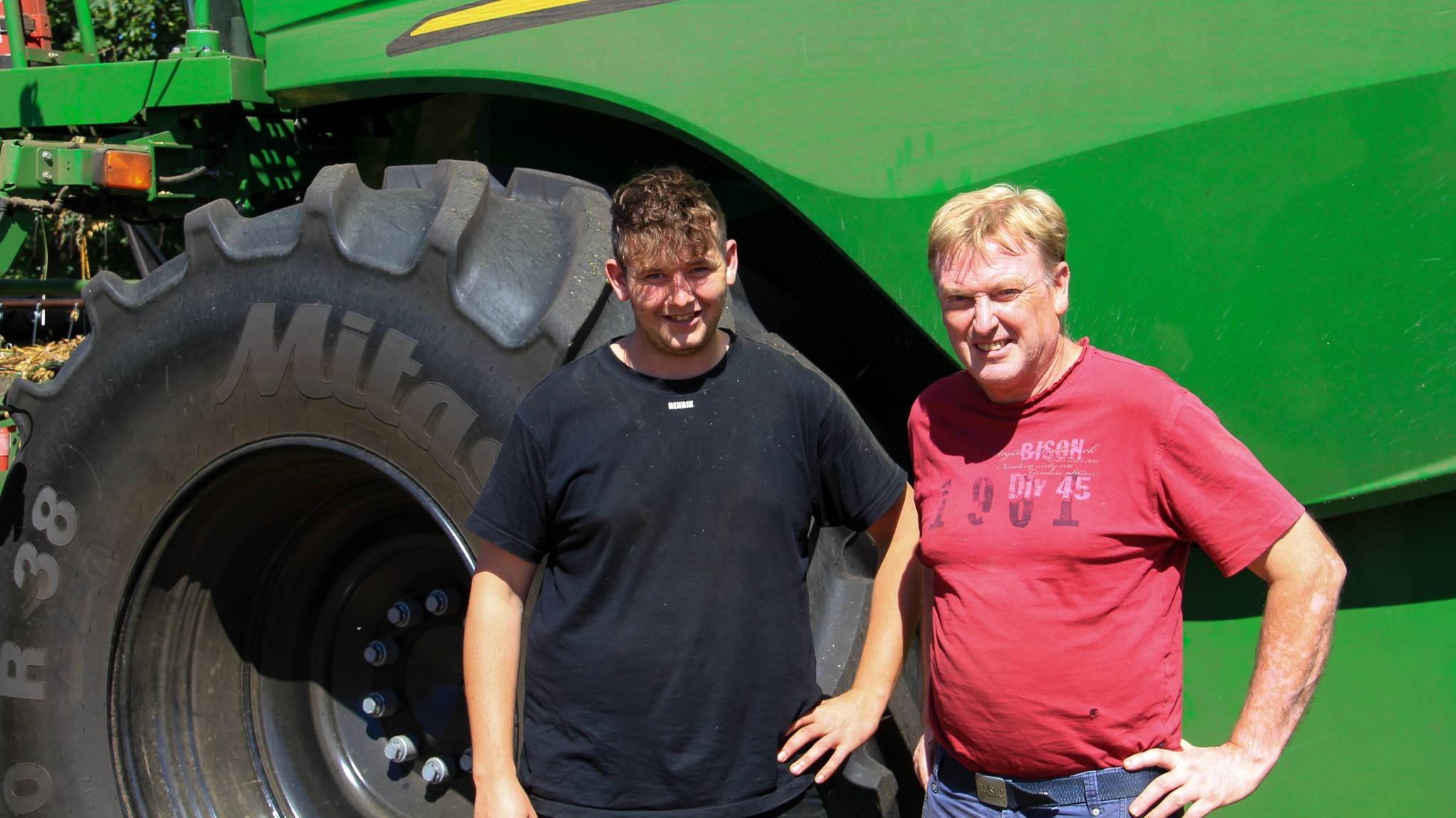 Svend Brodersen (til højre) håber løbende at blive klogere på, hvordan kværnen påvirker forskellige typer af ukrudt. Til venstre ses mejetærskerpilot Henrik Kristensen fra Rostgård Maskinstation