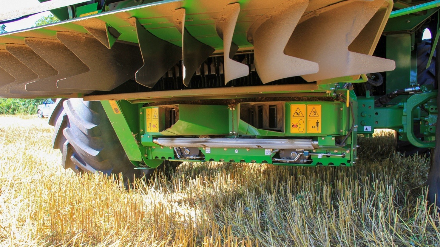 Svend Brodersen nævner, at de fremover måske skal skårlægge korn for at sikre, at endnu mere ukrudt kommer igennem kværnen, inden det smider frø