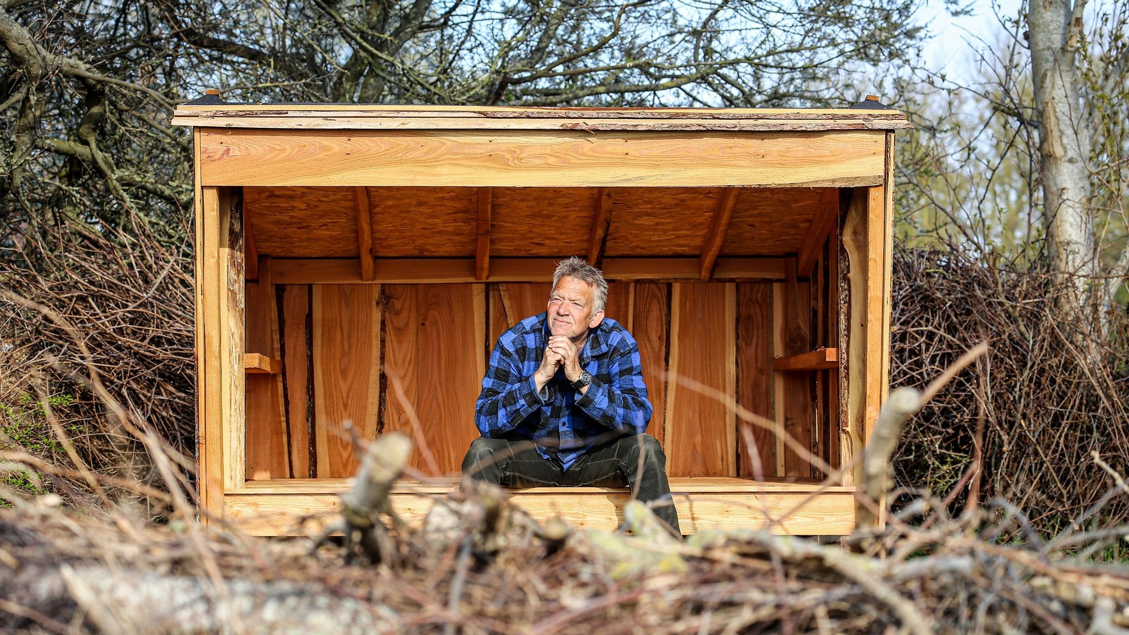 Michael Lindebjerg sidder i et shelter