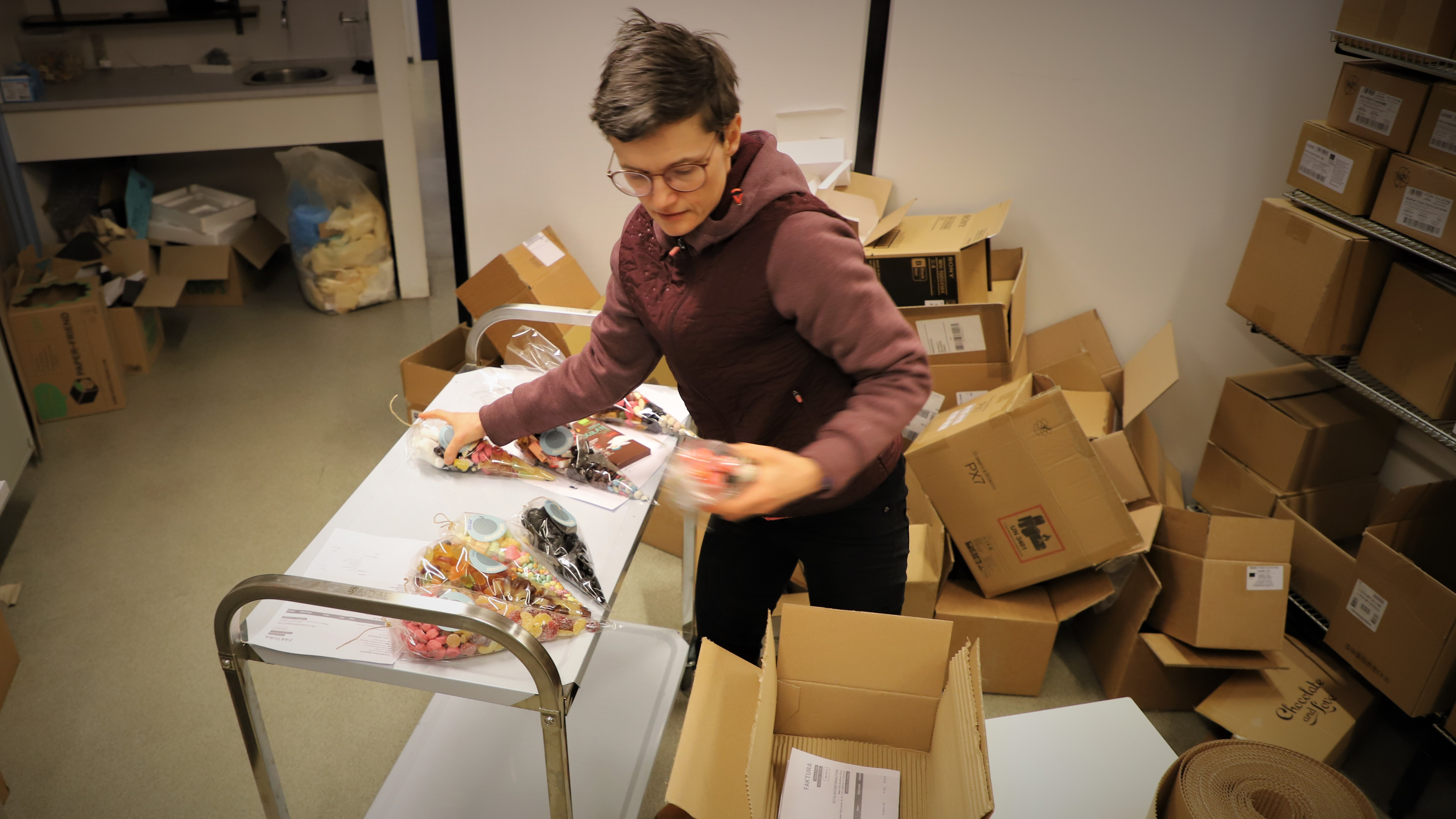 Katrine Tuborg pakker dagens sidste ordre, og flere af dem ryger i genbrugte papkasser fra andre firmaer.