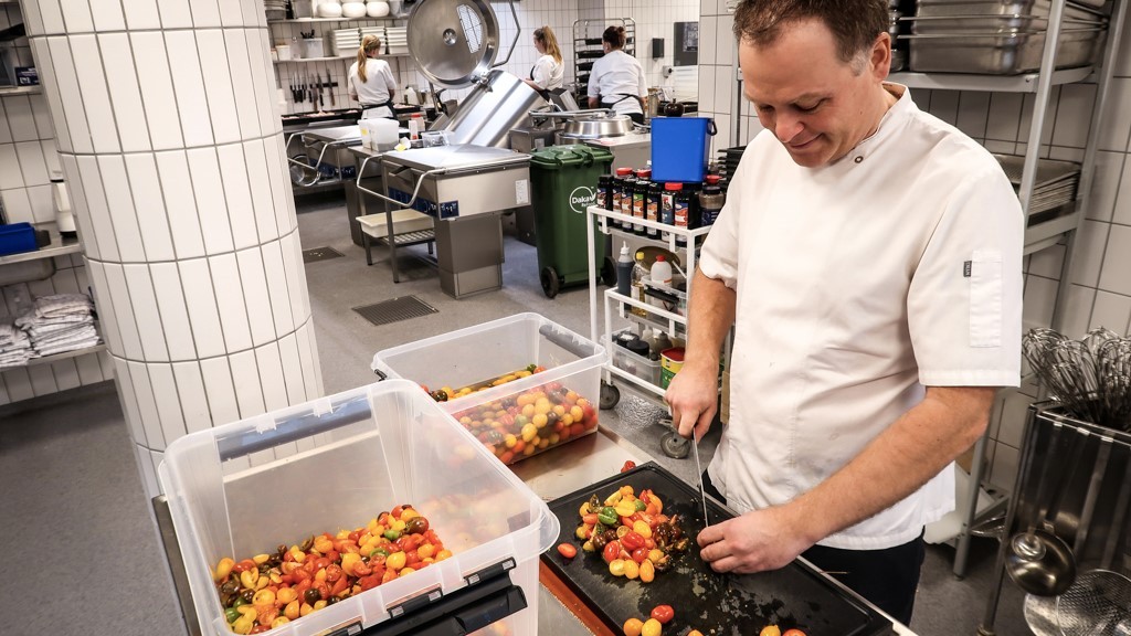 Jannik Skovlund står i kantinen og skærer små tomater