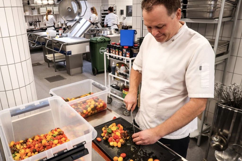 Jannik Skovlund står i kantinen og skærer små tomater