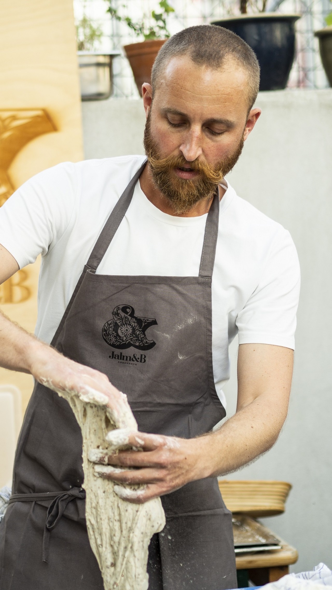 Martin Marko Hansen fra Jalm&B har de seneste år brugt mange timer på dels at udforske mulighederne for at genbruge diverse restprodukter i brødproduktionen, dels at genbruge brødrester i andre fødevare