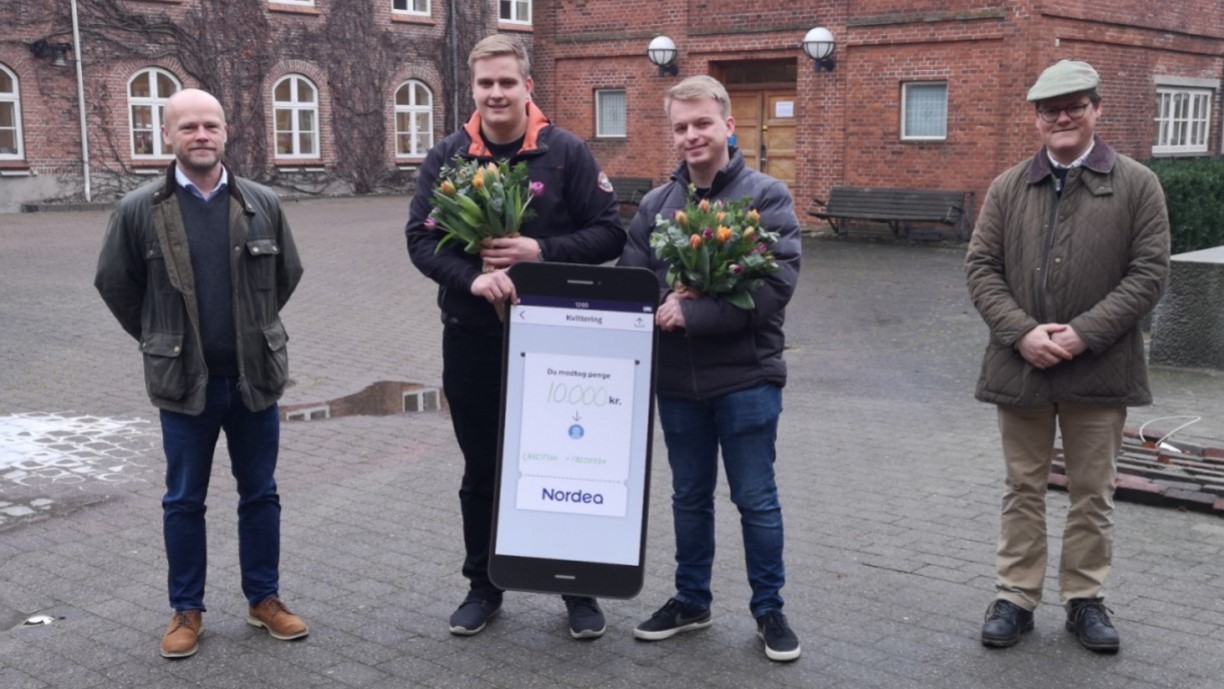 Christian B. Larsen og Frederik D. Hasselsteen med legat