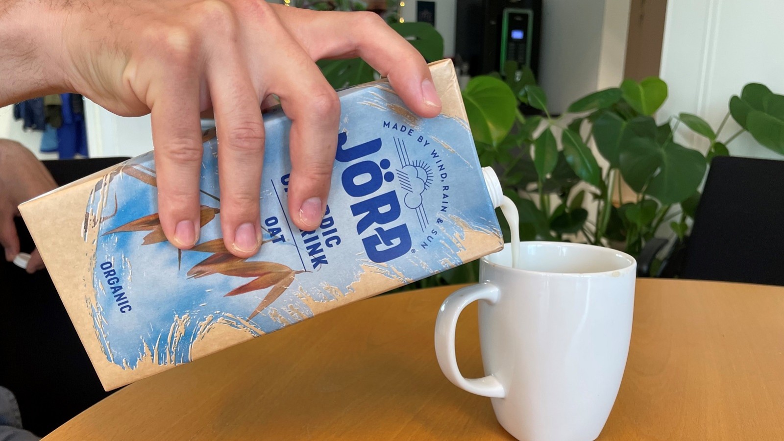 Havredrik fra Jörd hældes i kaffekop.