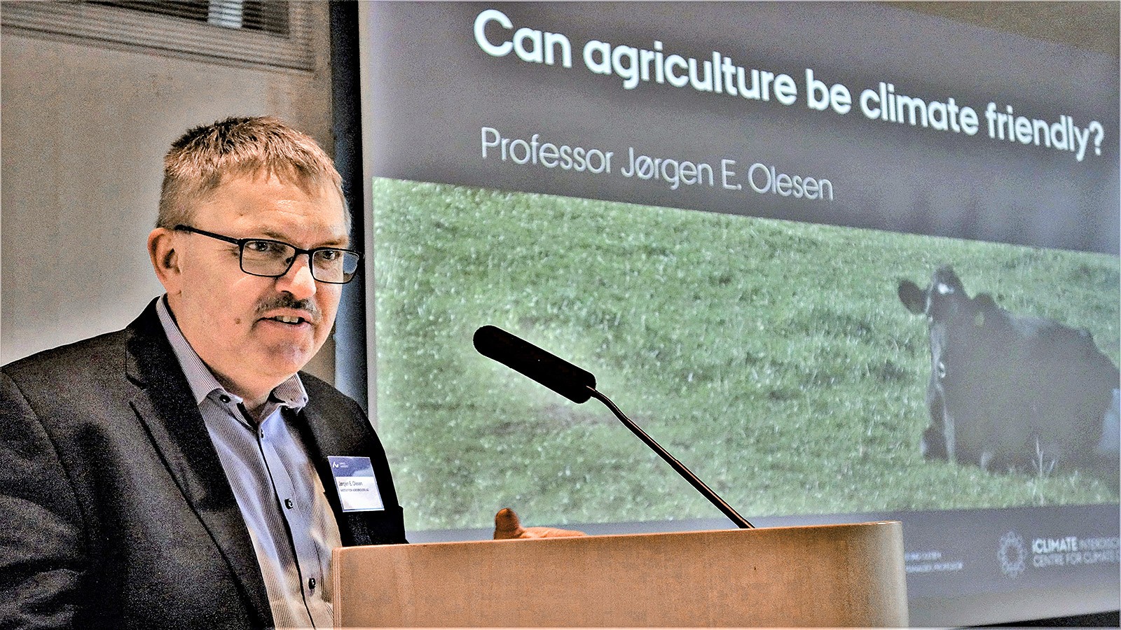 Jørgen E. Olesen holder oplæg til en konference