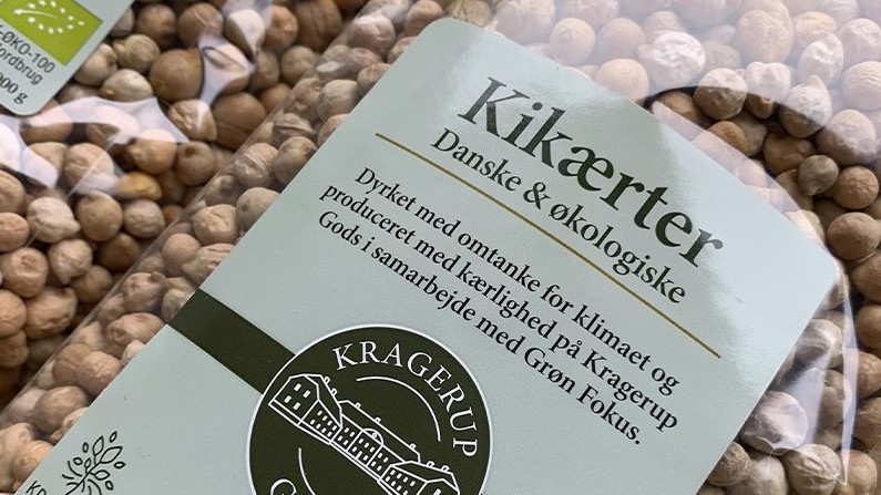 Poserne med et kg kikærter fra Kragerup Gods bliver pakket hos Grøn Fokus og koster godt 45 kr. i Meny-butikkerne