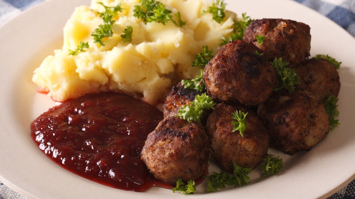 Tallerken med kødboller og kartoffelmos