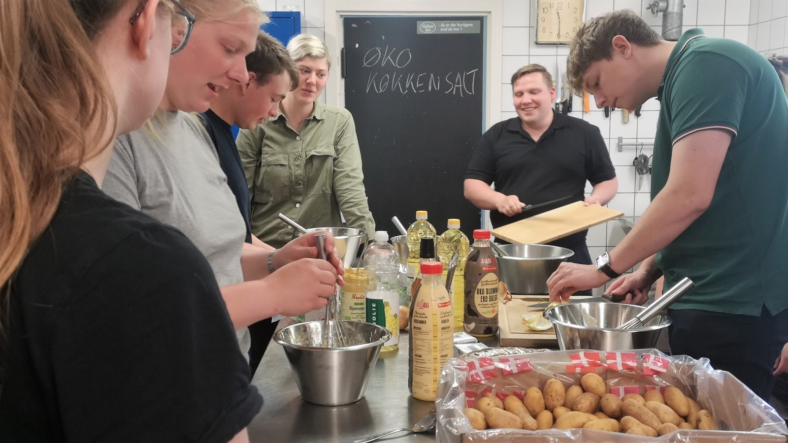 Kokke arbejder i køkeknet på Halkær Kro