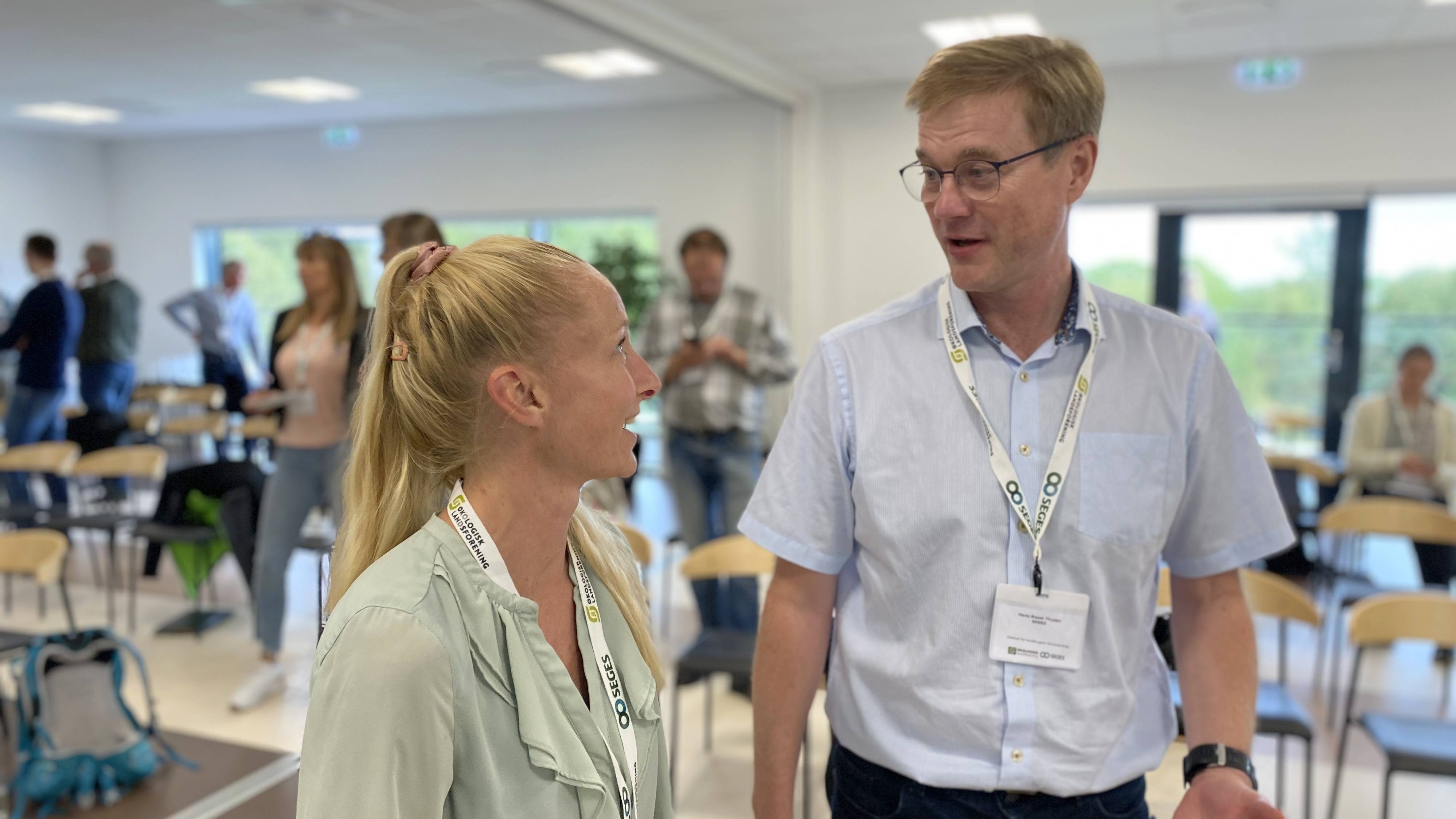 Projektleder i Økologisk Landsforening Julie C. Henriksen taler med klimachef i SEGES Hans R. Thysen